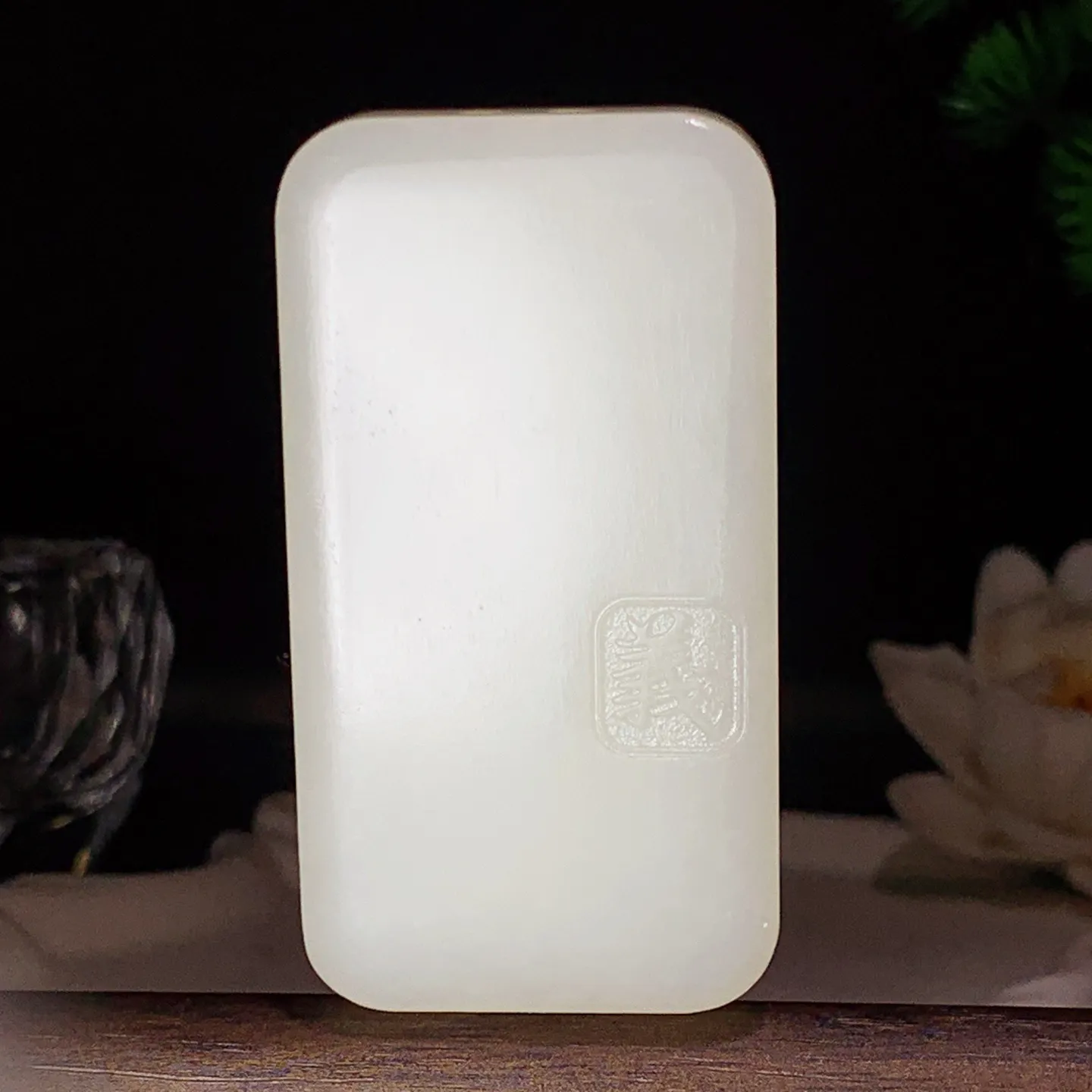 新疆和田玉羊脂白武财神关公牌子挂件 尺寸64/34/13mm重68克。玉质细腻油润。手推出油。品相大气 lt260121