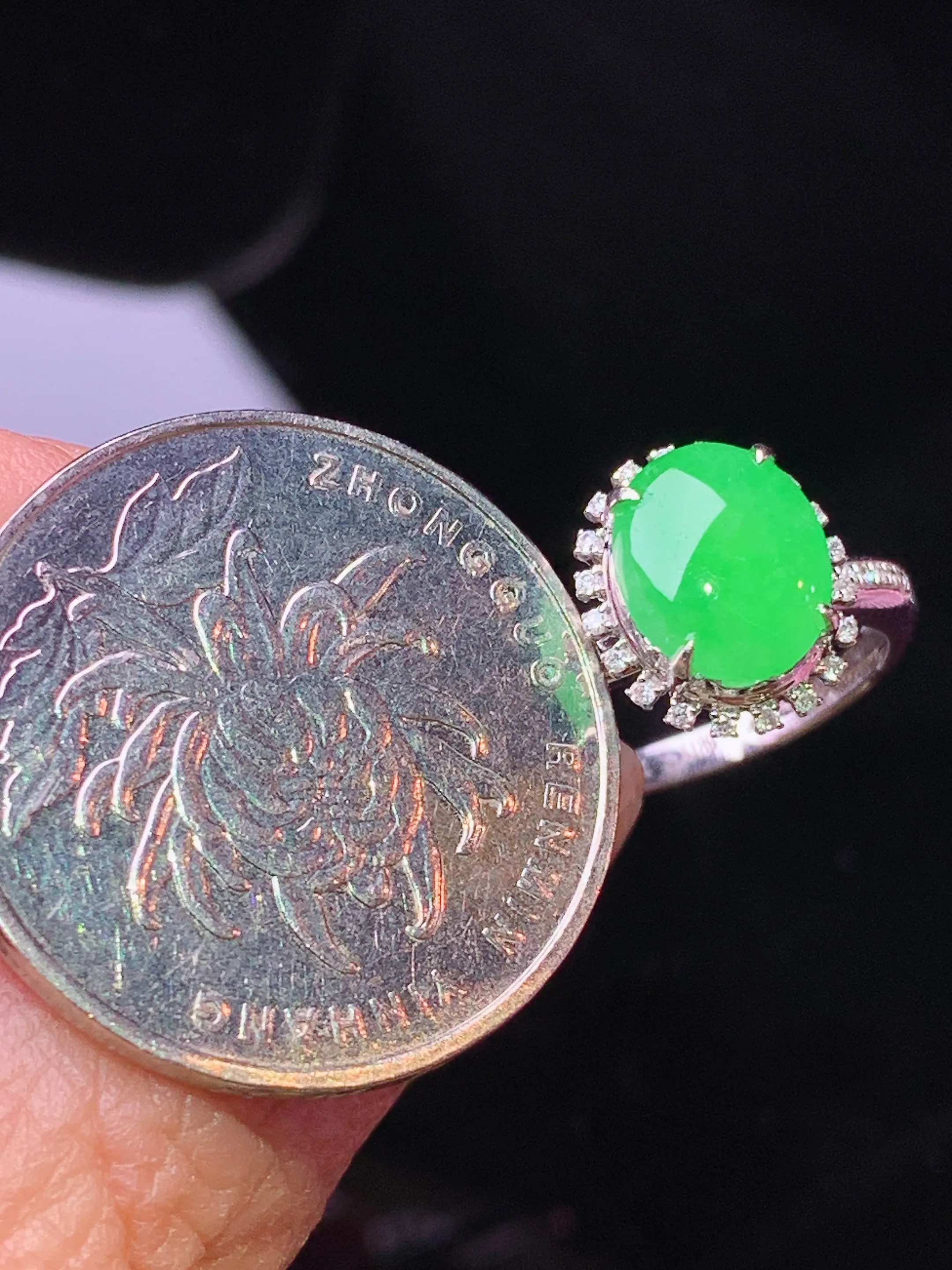 18k金钻镶嵌满绿蛋面戒指 玉质细腻 色泽清新艳丽 圈口12.5 整体尺寸11.6*10*7.5