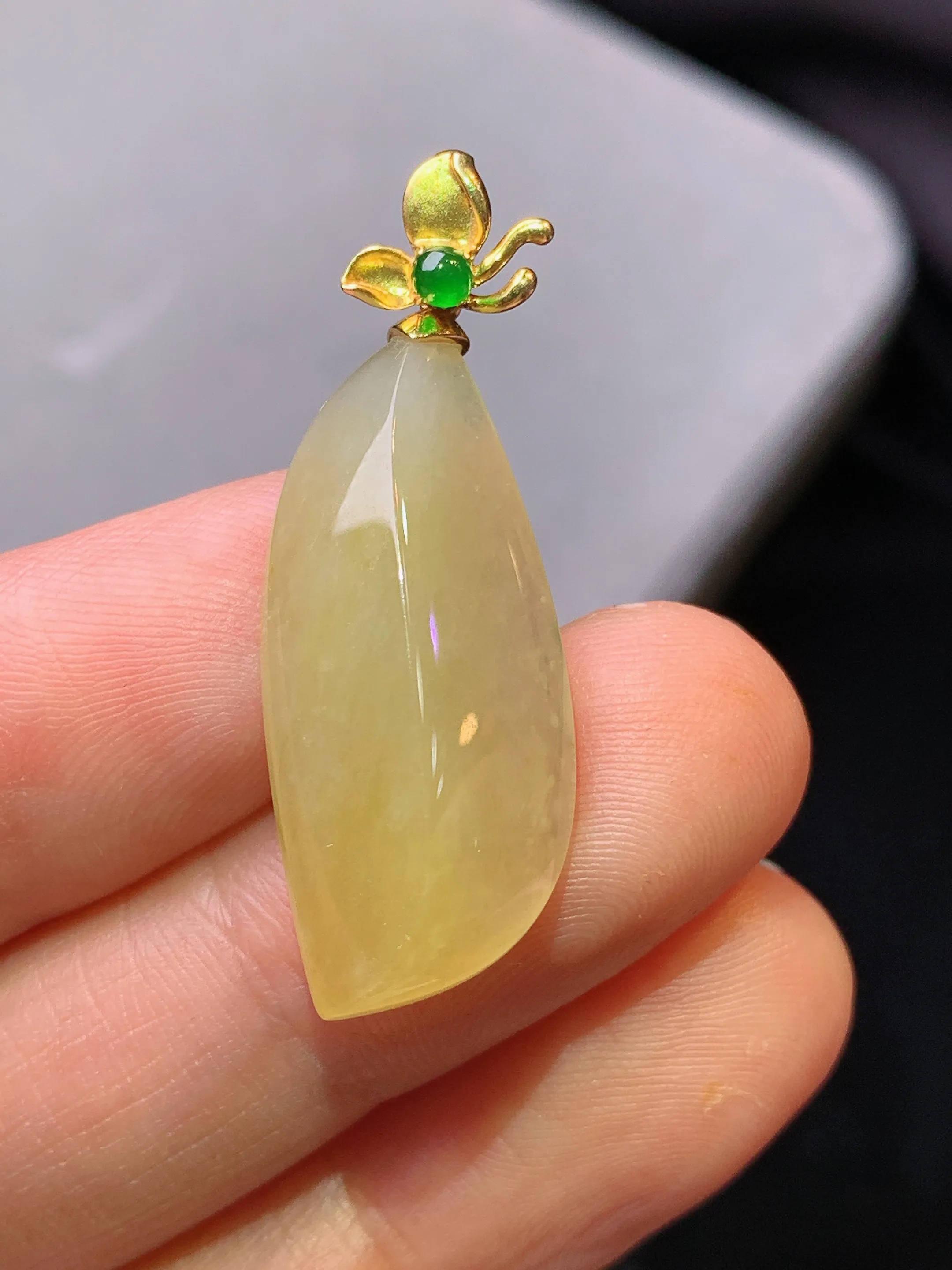 18k金镶嵌黄翡随形吊坠 玉质细腻 色泽清新艳丽 整体尺寸34.6*12.2*7.2