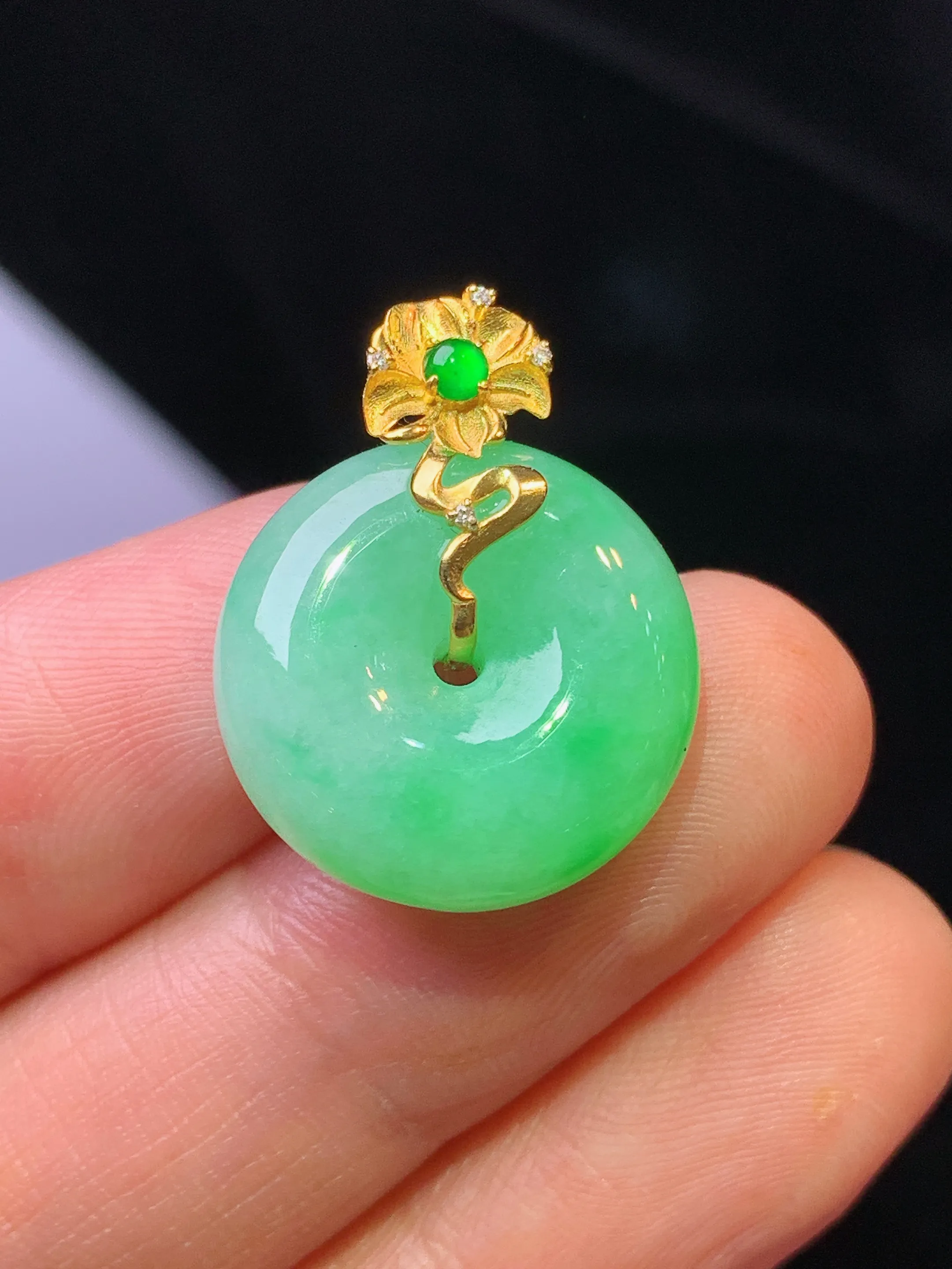 18k金钻镶嵌翠绿平安扣吊坠 玉质细腻 色泽清新艳丽 整体尺寸22.8*17.6*6.5