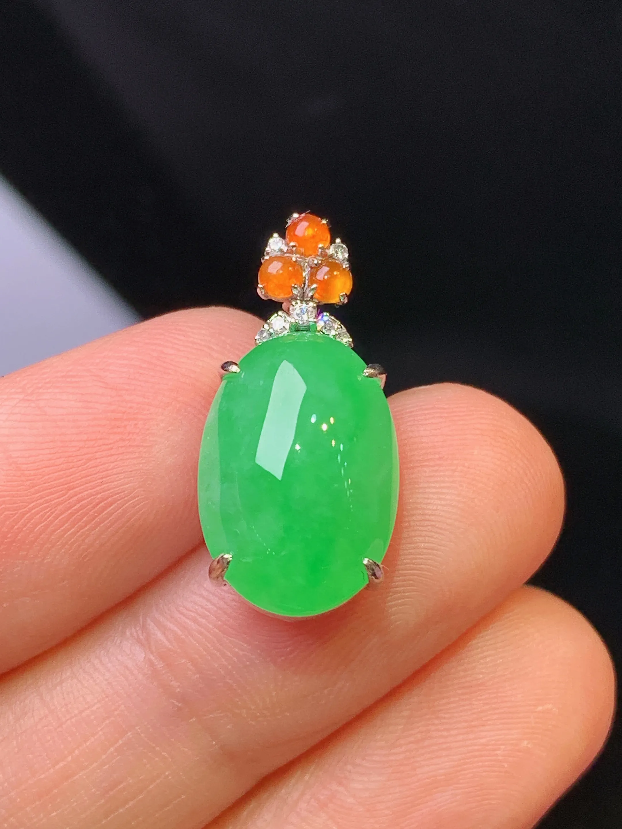 18k金钻镶嵌翠绿蛋面吊坠 玉质细腻 色泽清新艳丽 整体尺寸21.6*10.3*8.5