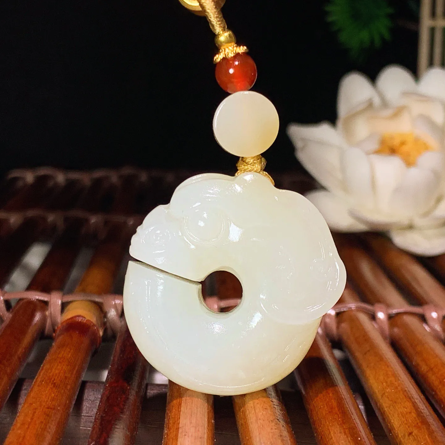 新疆和田玉且末糖玉猪龙挂件 尺寸33/31/12mm重29克。玉质细腻油润。手推出油。品相大气 lt260121