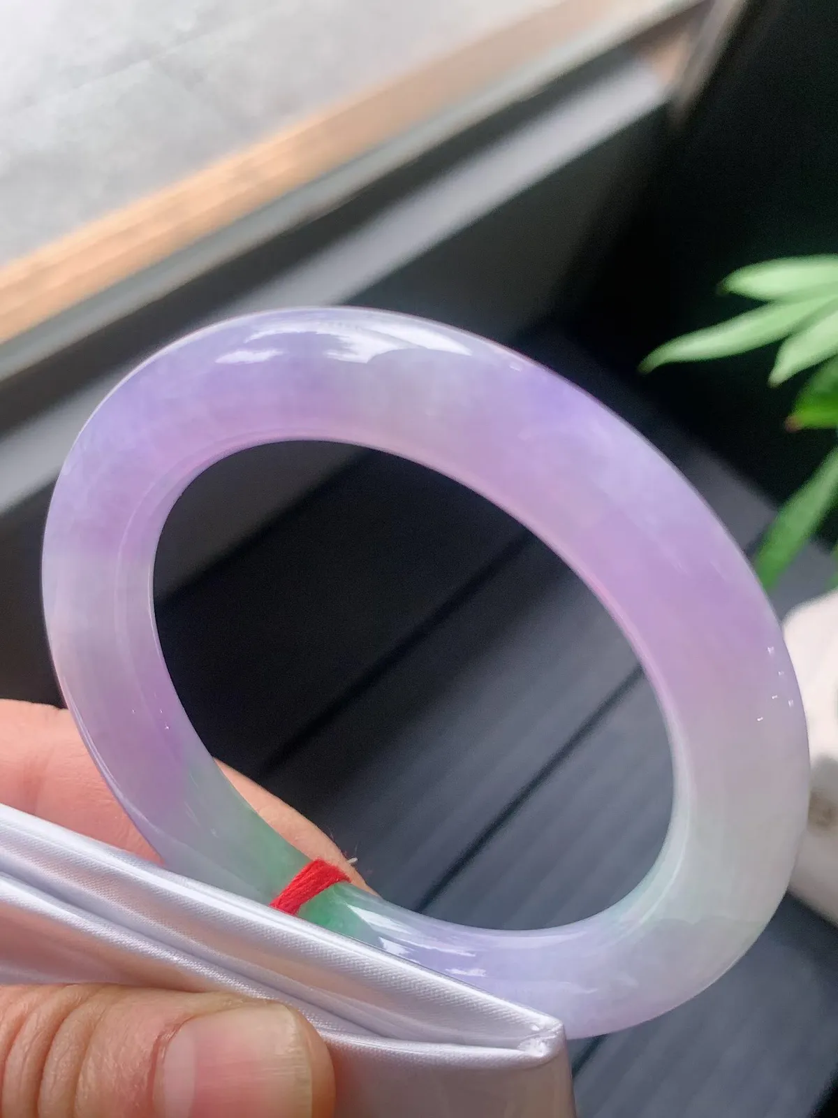 【翡翠名称】老种冰紫飘绿52圈口圆条手镯
【翡翠尺寸】52/10/9.7mm适合52-54正圈口佩戴
【翡翠描述】宝贝种老水足，玉质细腻，色泽靓丽，性价比高，佩戴效果好！
【其它赠送】权威证书/精美挂绳盒子/支持全国复检