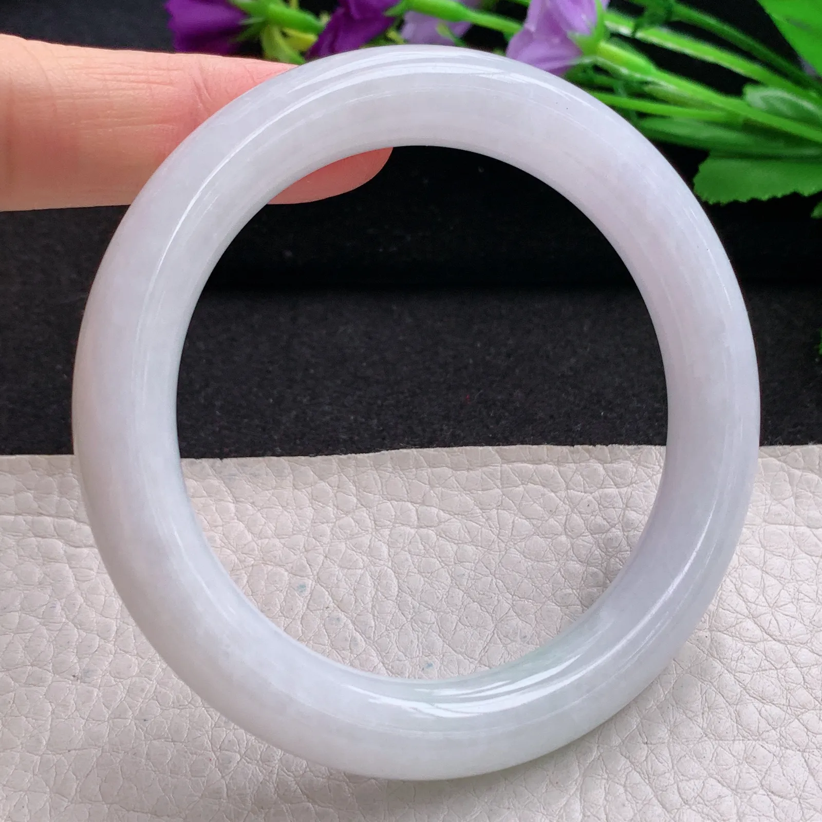 yh实拍59*11*10.5美人镯 缅甸翡翠精美白底青清秀圆条玉手镯 叮当镯