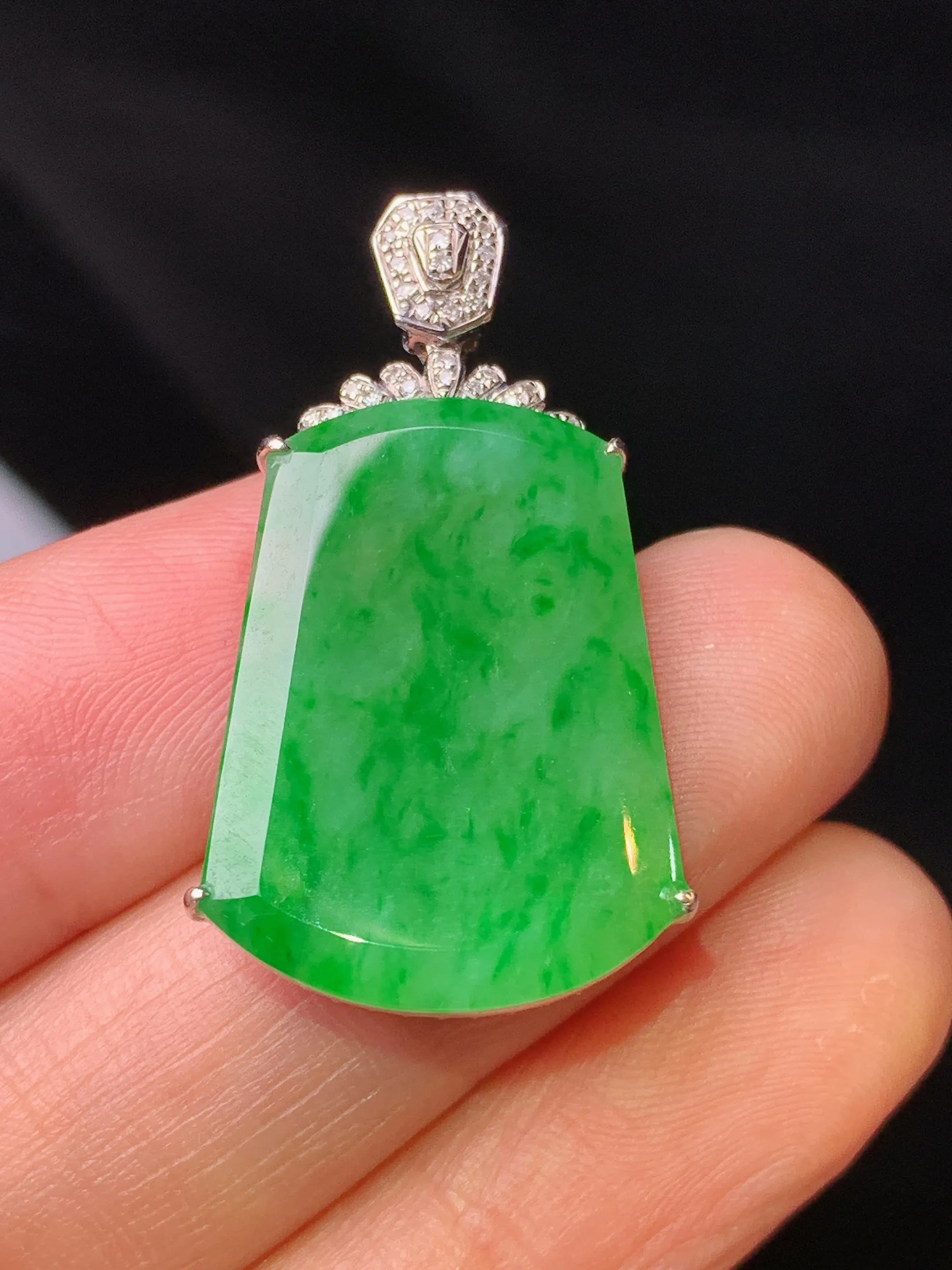 18k金钻镶嵌翠绿无事牌吊坠 玉质细腻 色泽清新艳丽 整体尺寸32.5*17.2*5.5