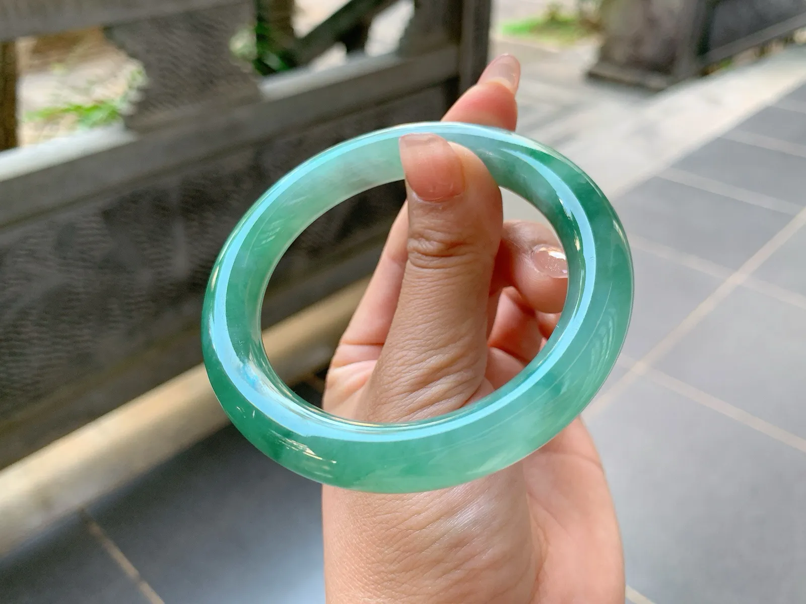 🤍｜55圈口
条粗10.5
绿晴底福镯，飘绿花，水润细腻饱满大气，颜色像绿潭水一样深遂
编号【01-15-01】