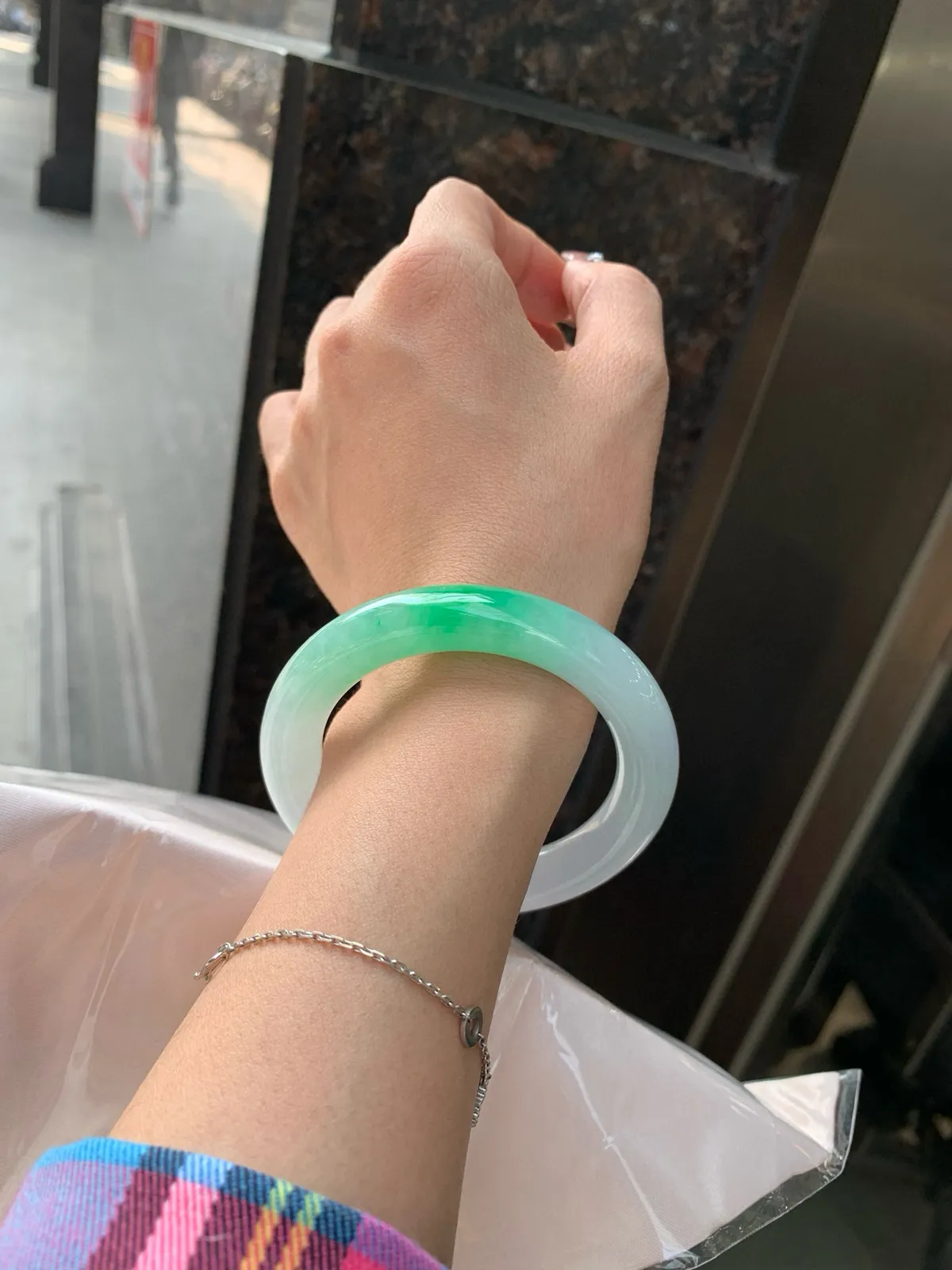 白底青阳绿圆条
53.5-10.5-11
打灯棉线，底妆水润，浓郁到溢出来的阳绿花色，半山半水，光彩夺目，上手尊贵显气质。