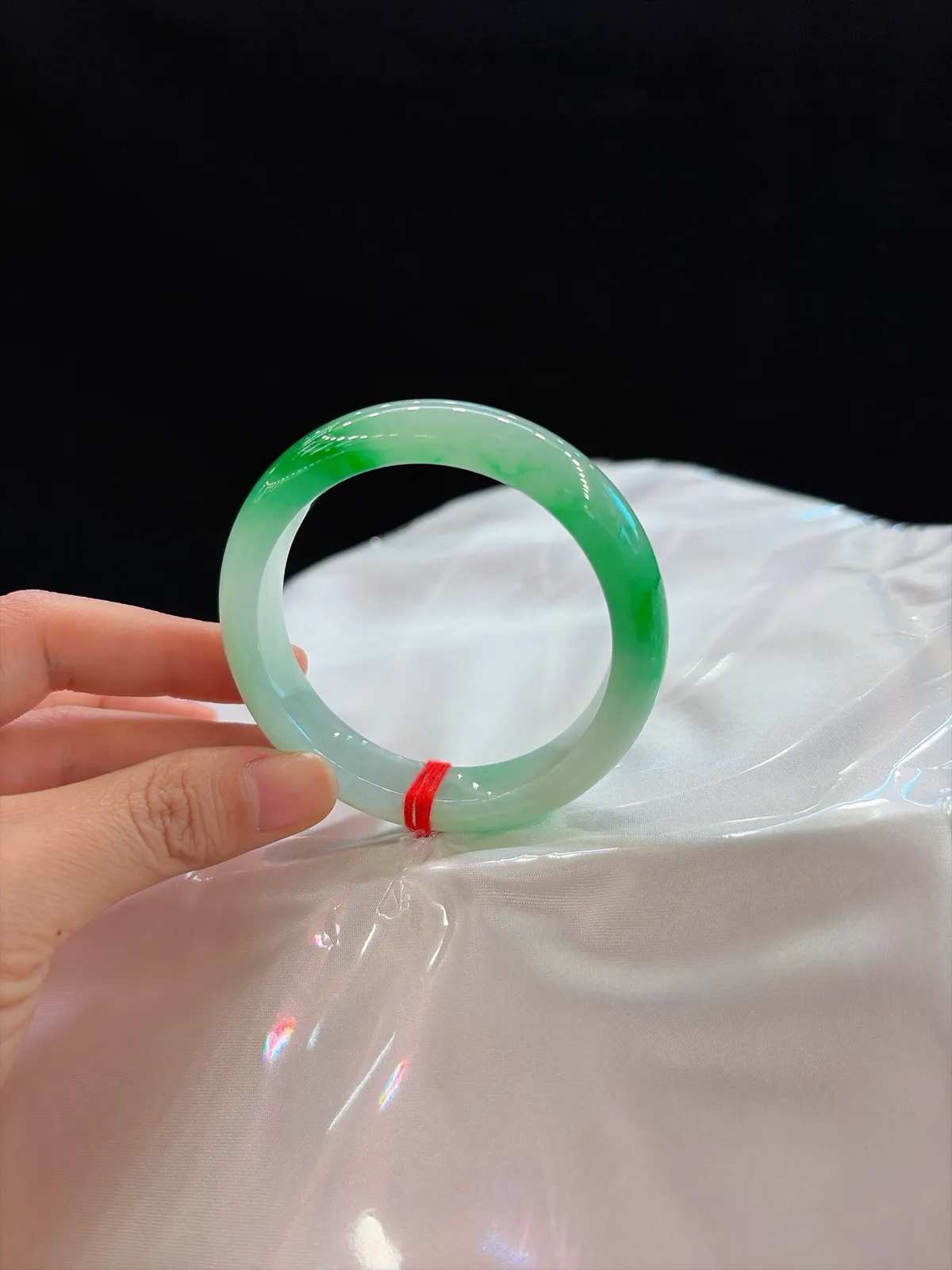 ｜53圈口
辣绿翡翠手镯
腕间跃动两束鲜活绿光
色辣浓郁超惹眼
好色的宝子闭眼冲~
规格【53.7/12.7/8.1】