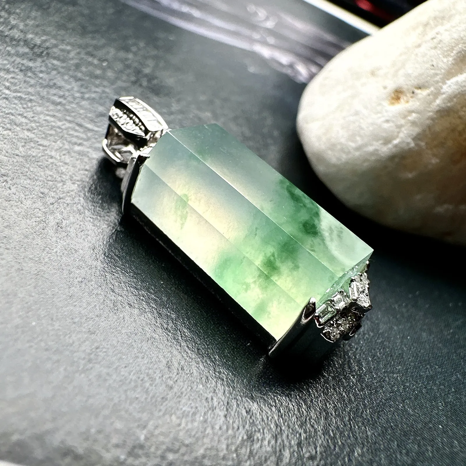 【冰种飘花无事柱】精品，种水上乘，通透闪亮，晶莹剔透。18K金钻镶嵌，裸石尺寸16.5*9*7毫米