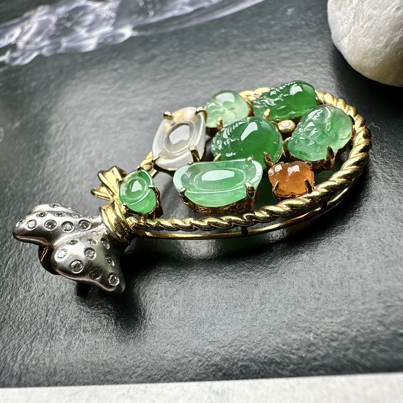 【冰种貔貅元宝等元素】镶嵌吊坠，冰感十足，通透闪亮，颜色很艳丽，推荐入手，18k金钻镶嵌，其中一颗裸石尺寸8.4*7.5*4.5毫米