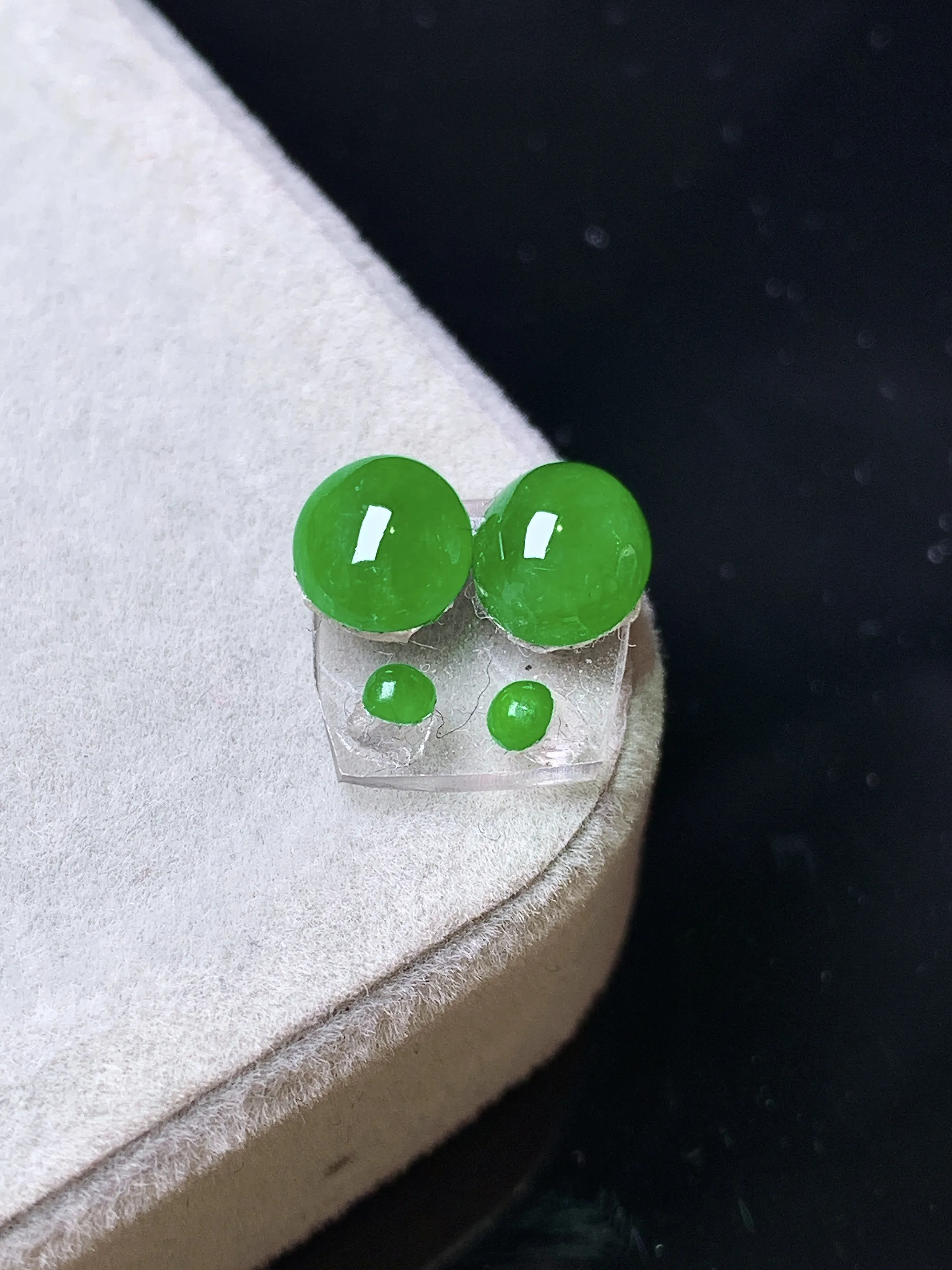 镶嵌款 满绿蛋面一对 玉质细腻 色泽清新艳丽 整体尺寸6.3*5.6*3.2