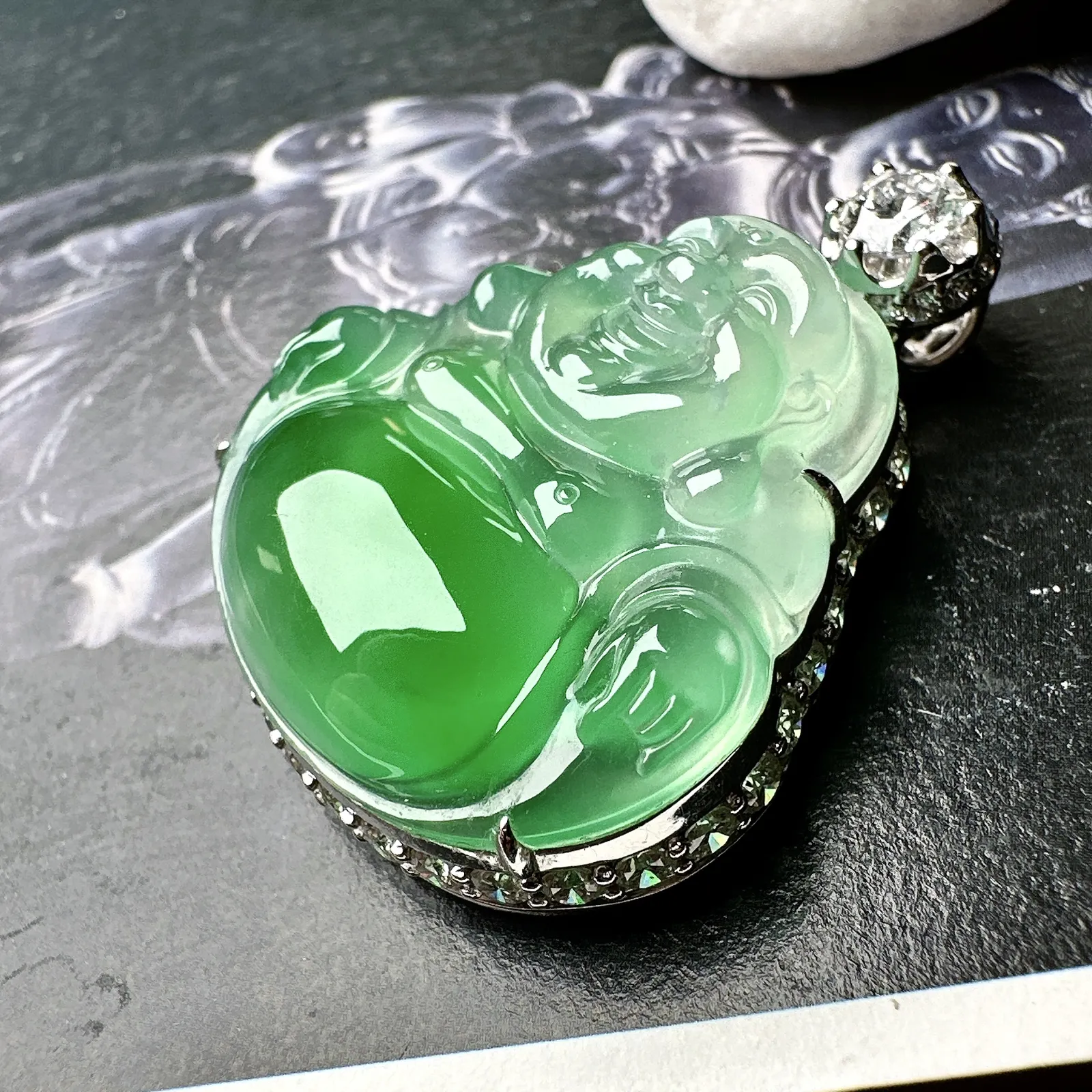 【冰种飘绿佛公吊坠】木那绿老料，肚里藏金，飘阳绿色泽，种地上乘，冰感十足，通透起光，饱满圆润，收藏品质，18k金钻镶嵌，裸石尺寸30.3*29.4*8毫米