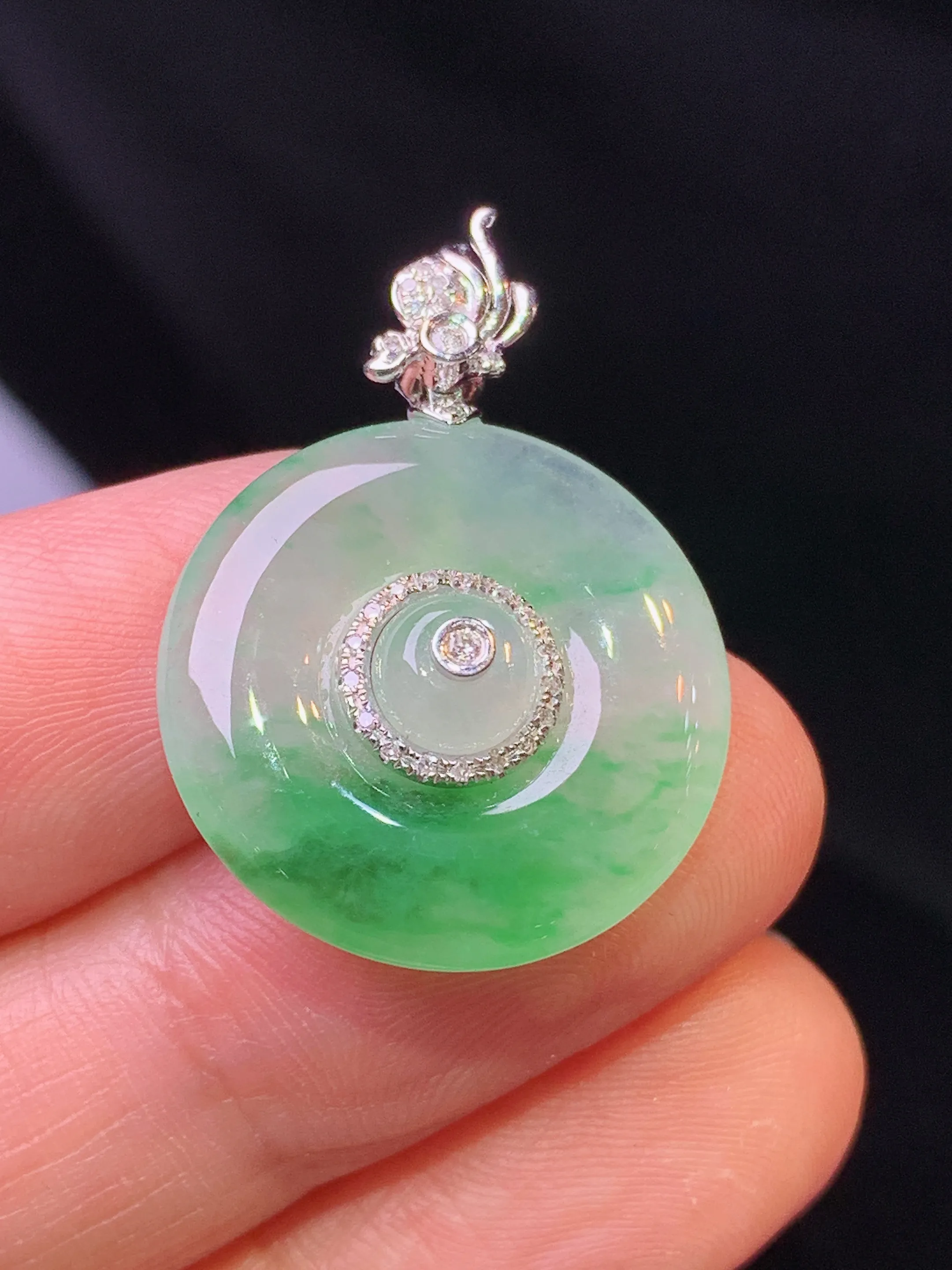 18k金钻镶嵌飘绿子母平安扣吊坠 玉质细腻 色泽清新艳丽 整体尺寸28*20*4