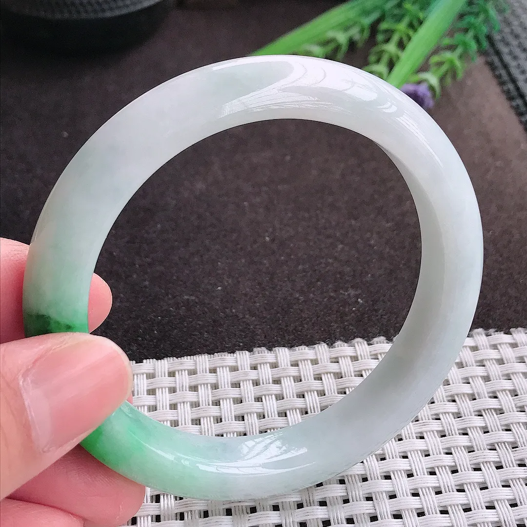 实拍A货翡翠59/11.9/9.1老坑精美辣阳绿手镯宽边翡翠玉镯女款