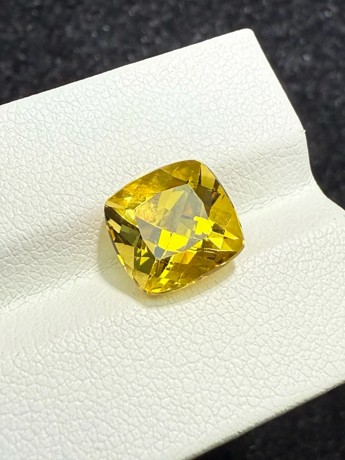 【高端珠宝】天然极美绿柱石裸石
重量: 3.81ct  规格: 9.2*9.5*7.2毫米
精湛切工