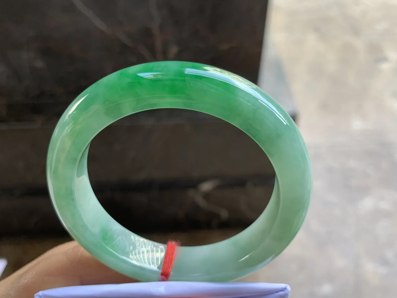 55-12.9-9.5mm
带色手镯 底子细腻 颜色辣绿