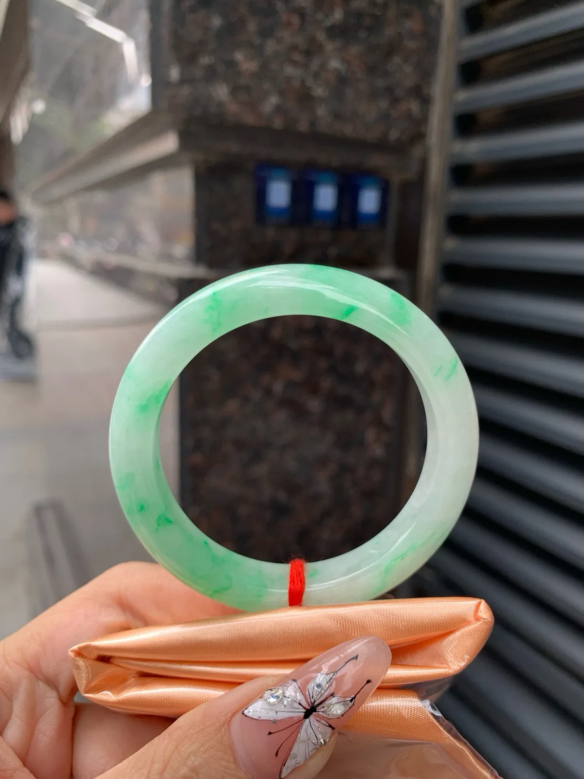 白底青正圈
50-7.8-9.5
打灯棉线，底妆水润细腻，阳绿花点缀腕间风华，干净纯净的底色上，满圈翠色肆意流淌，娇艳欲滴，宛如春日里的繁华盛景