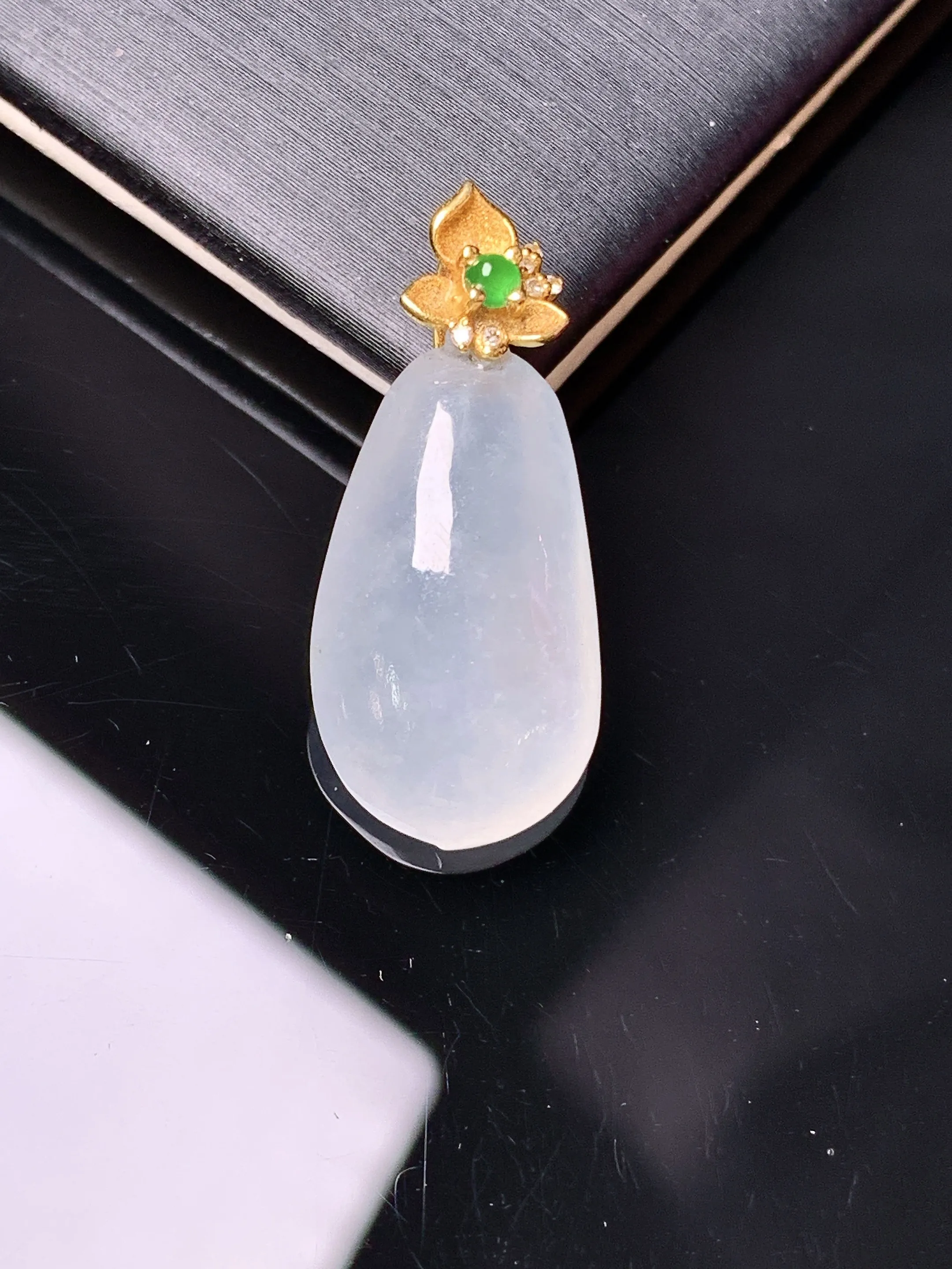 18k金镶嵌冰种福瓜吊坠 玉质细腻 色泽清新艳丽 整体尺寸27.2*12*6.6