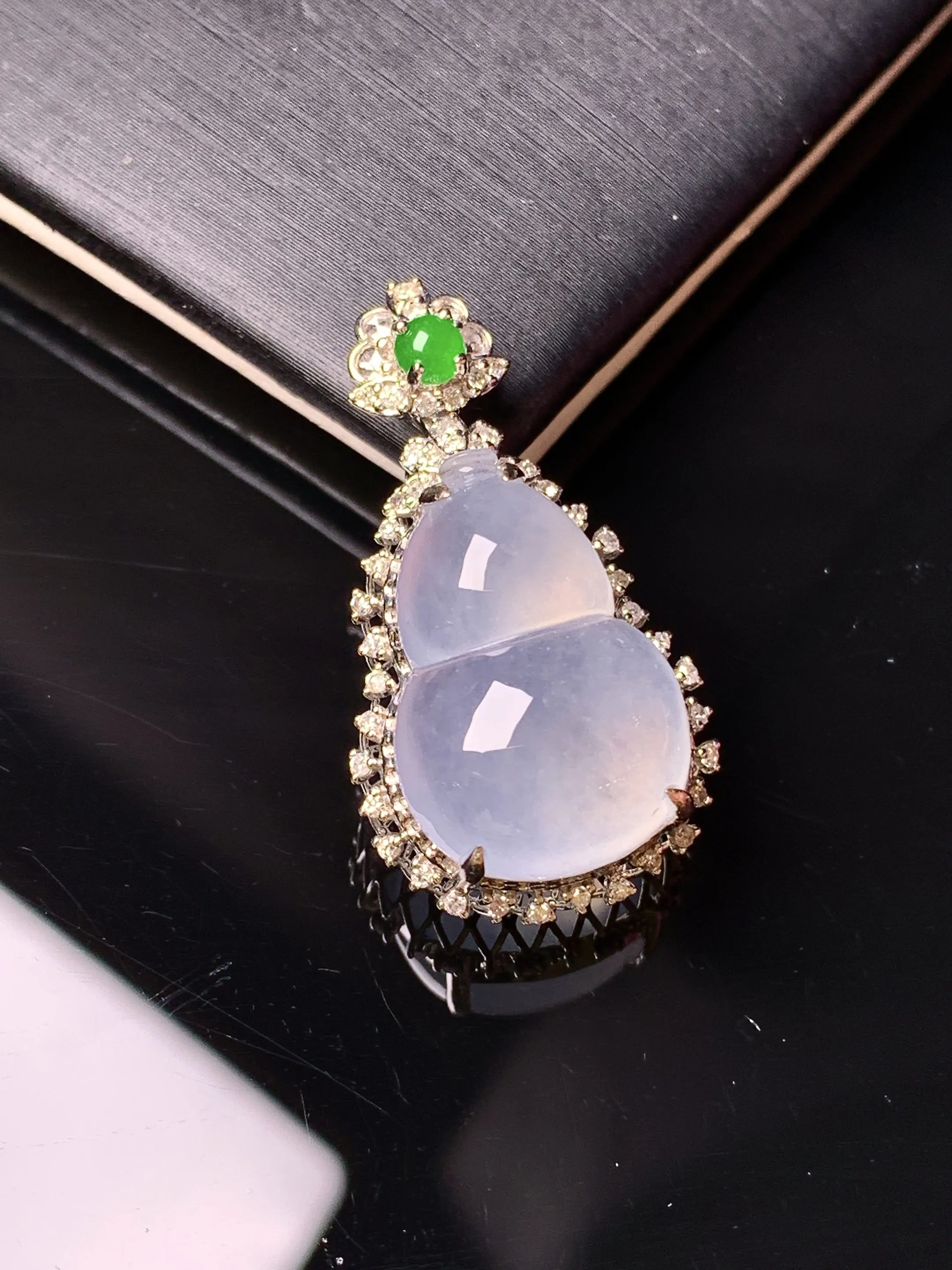 18k金钻镶嵌冰种葫芦吊坠 玉质细腻 色泽清新艳丽 整体尺寸29.3*16.3*10.7