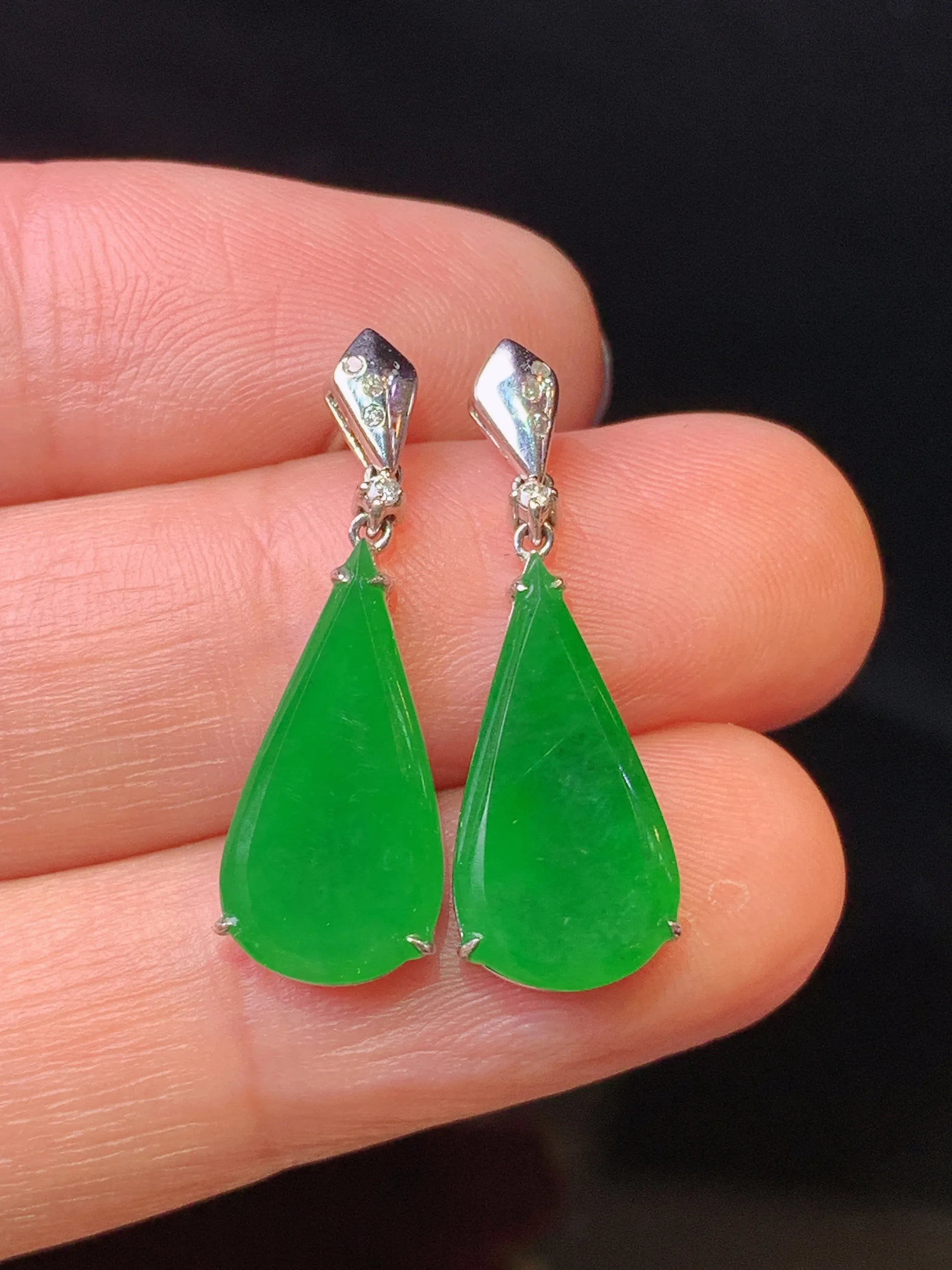 18k金钻镶嵌满绿水滴耳坠 玉质细腻 色泽清新艳丽 整体尺寸24.5*8.2*3