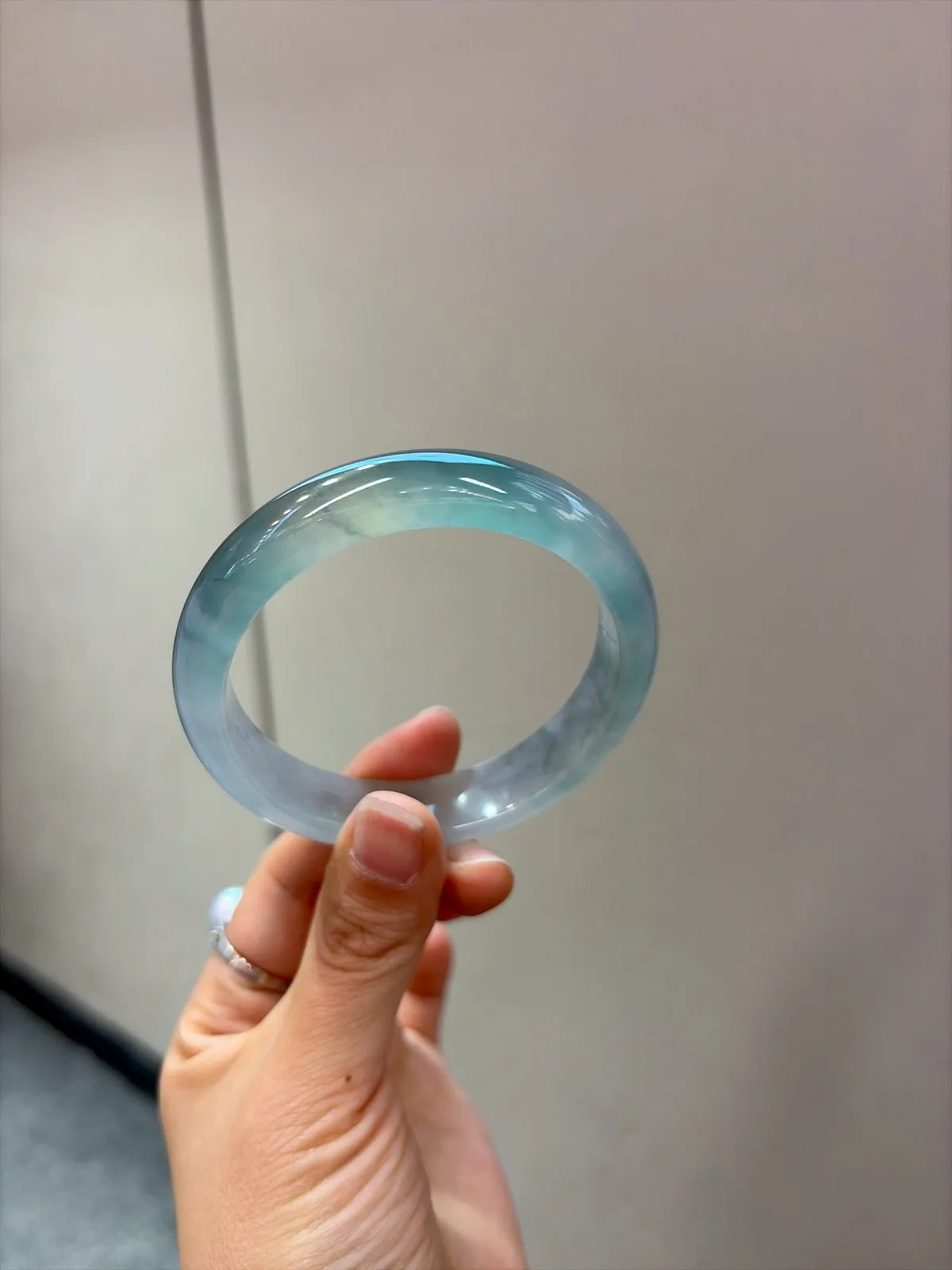 ｜57圈口
【冰蓝底香槟飘花福镯】
“冰蓝凝幻梦，香槟映花影，腕间揽星河”​​
——种老起光冰透，色系独特，有意境
规格【57.2/13.5/7.7】