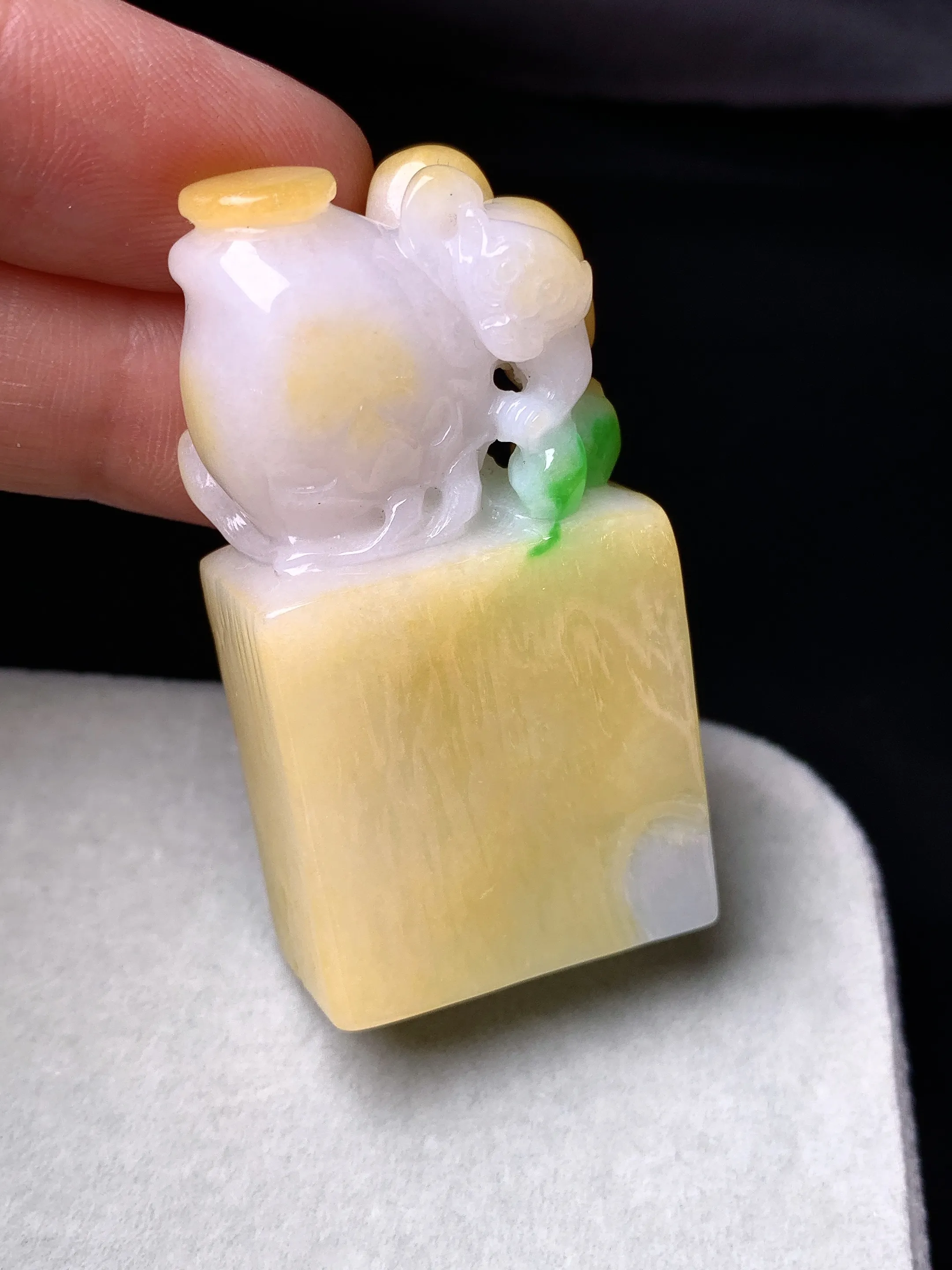 黄翡灵猴献寿印章吊坠 玉质细腻 色泽清新艳丽 整体尺寸47.2*24.5*12.5