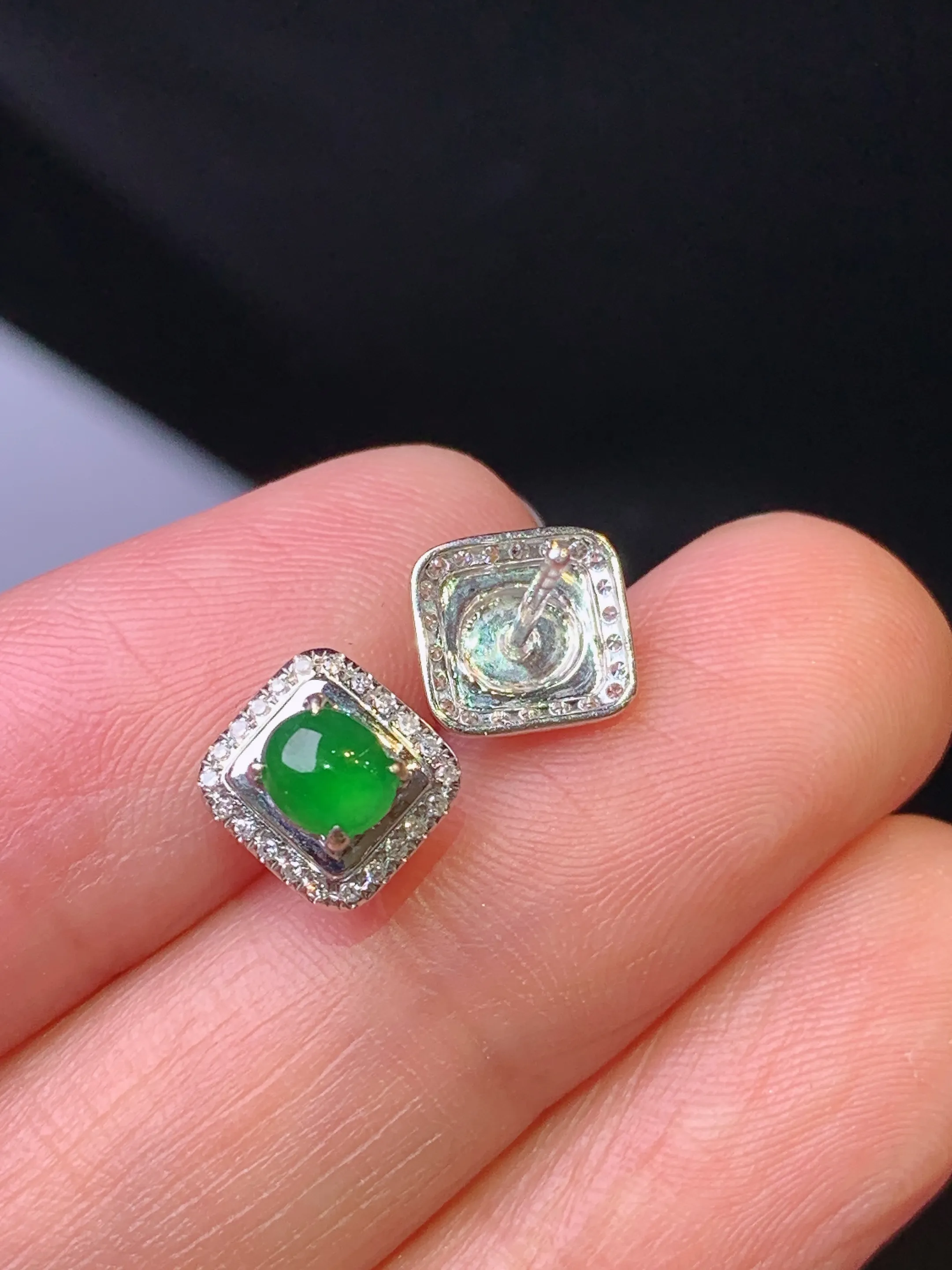 18k金钻镶嵌满绿蛋面耳钉 玉质细腻 色泽清新艳丽 整体尺寸7.6*7.2*4.2