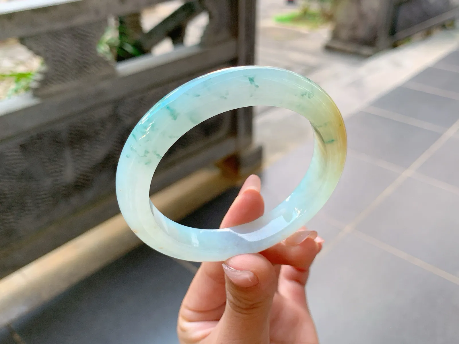 ｜58圈口
冰飘花翡翠手镯，飘蓝碎花，飘逸大气清新优雅，像碎花裙一样，带一抹黄更增添了一份灵气，