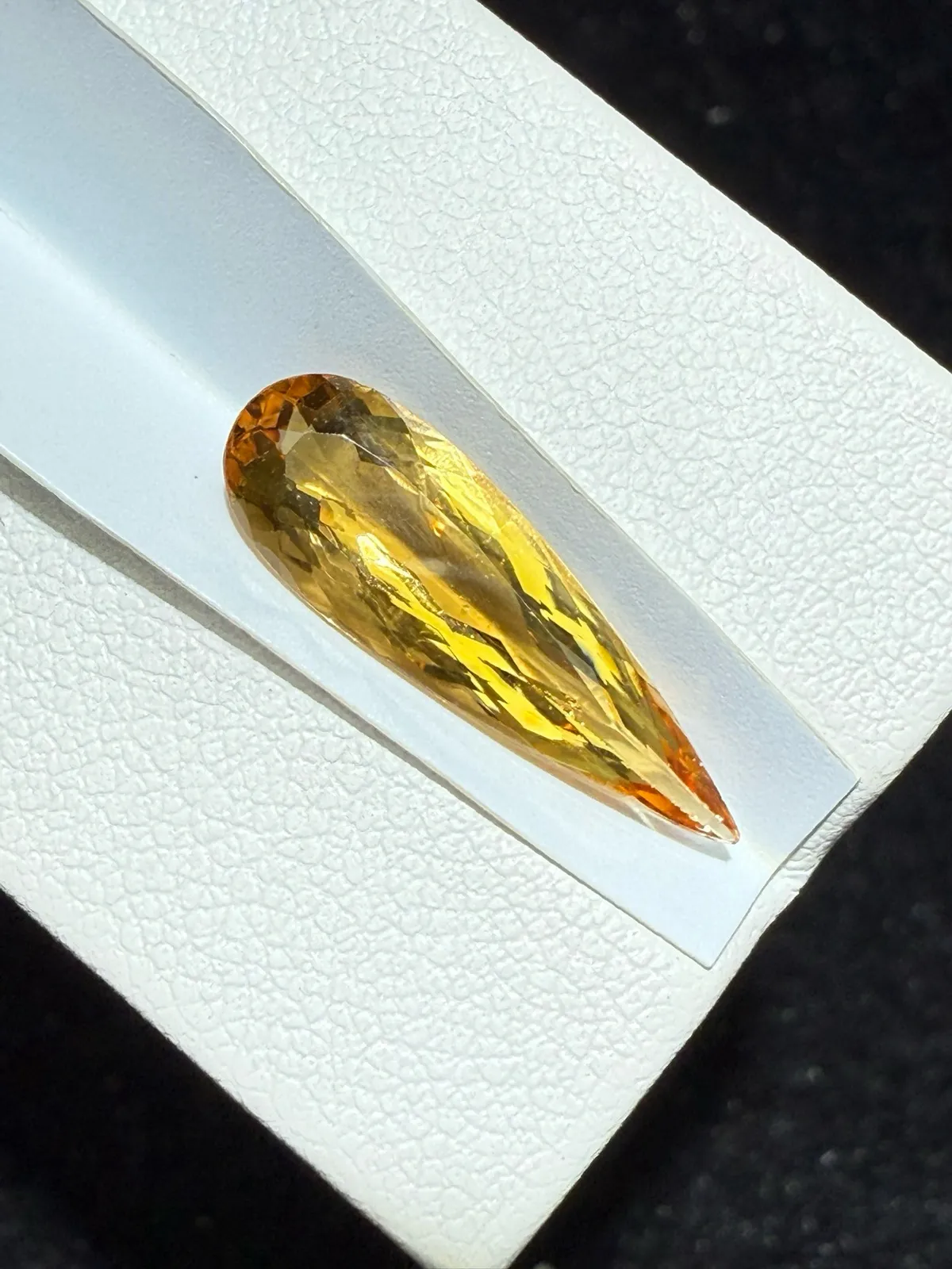 【高端珠宝】天然极美帝王托帕裸石
重量: 3.375ct  规格: 19.9*6.5*3.8毫米
精湛切工，满身火彩
台面大，实物更美，可以代镶嵌设计。