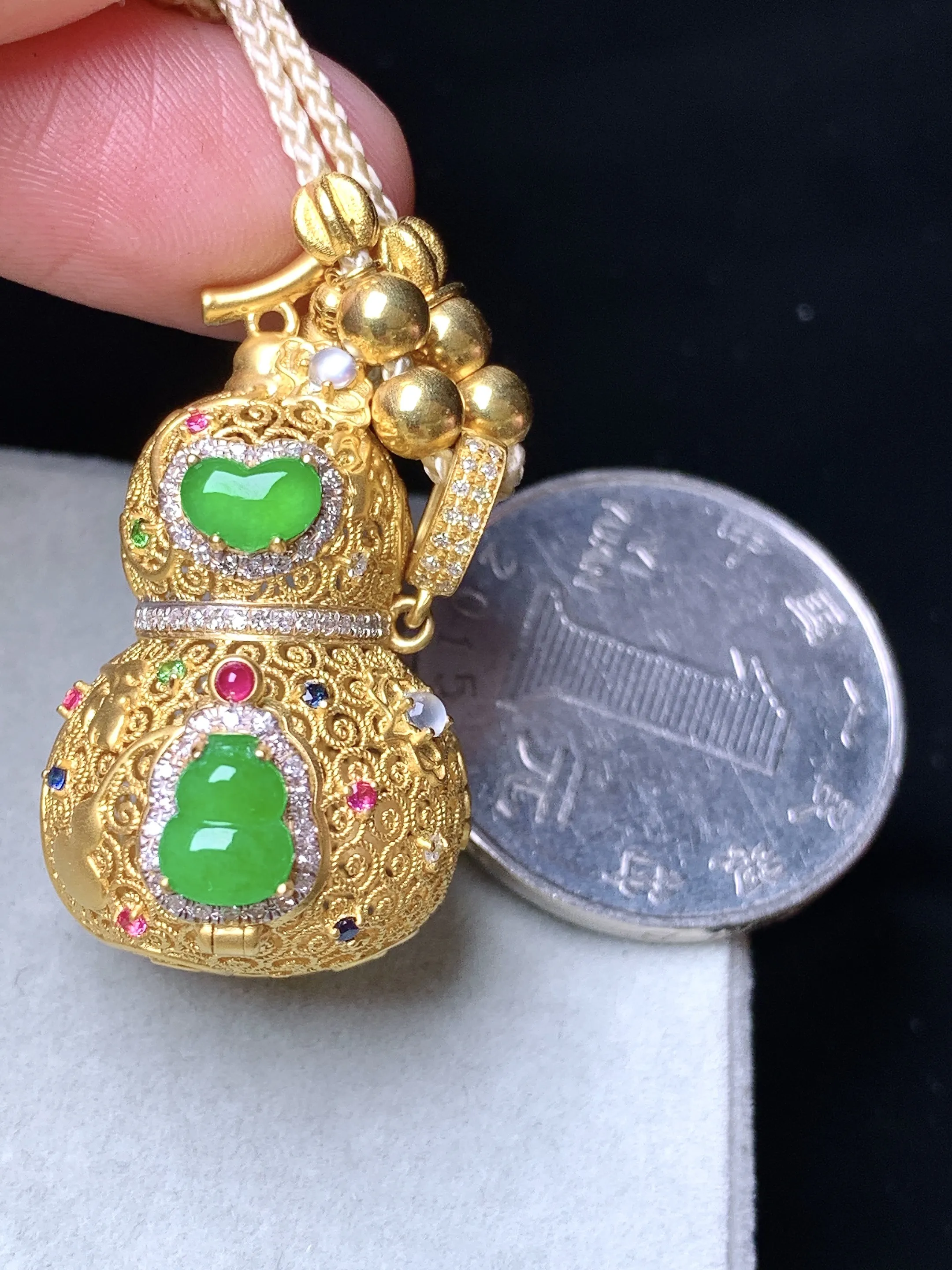 18k金钻镶嵌满绿葫芦吊坠 玉质细腻 色泽清新艳丽 整体尺寸13.5*18.2*20.8