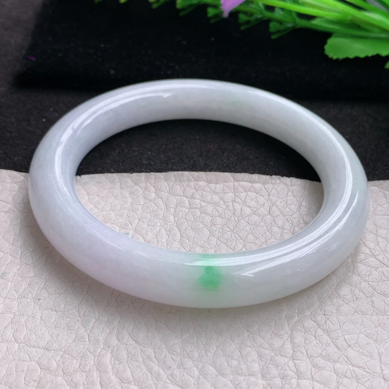 yh实拍59*11*10.5美人镯 缅甸翡翠精美白底青清秀圆条玉手镯 叮当镯