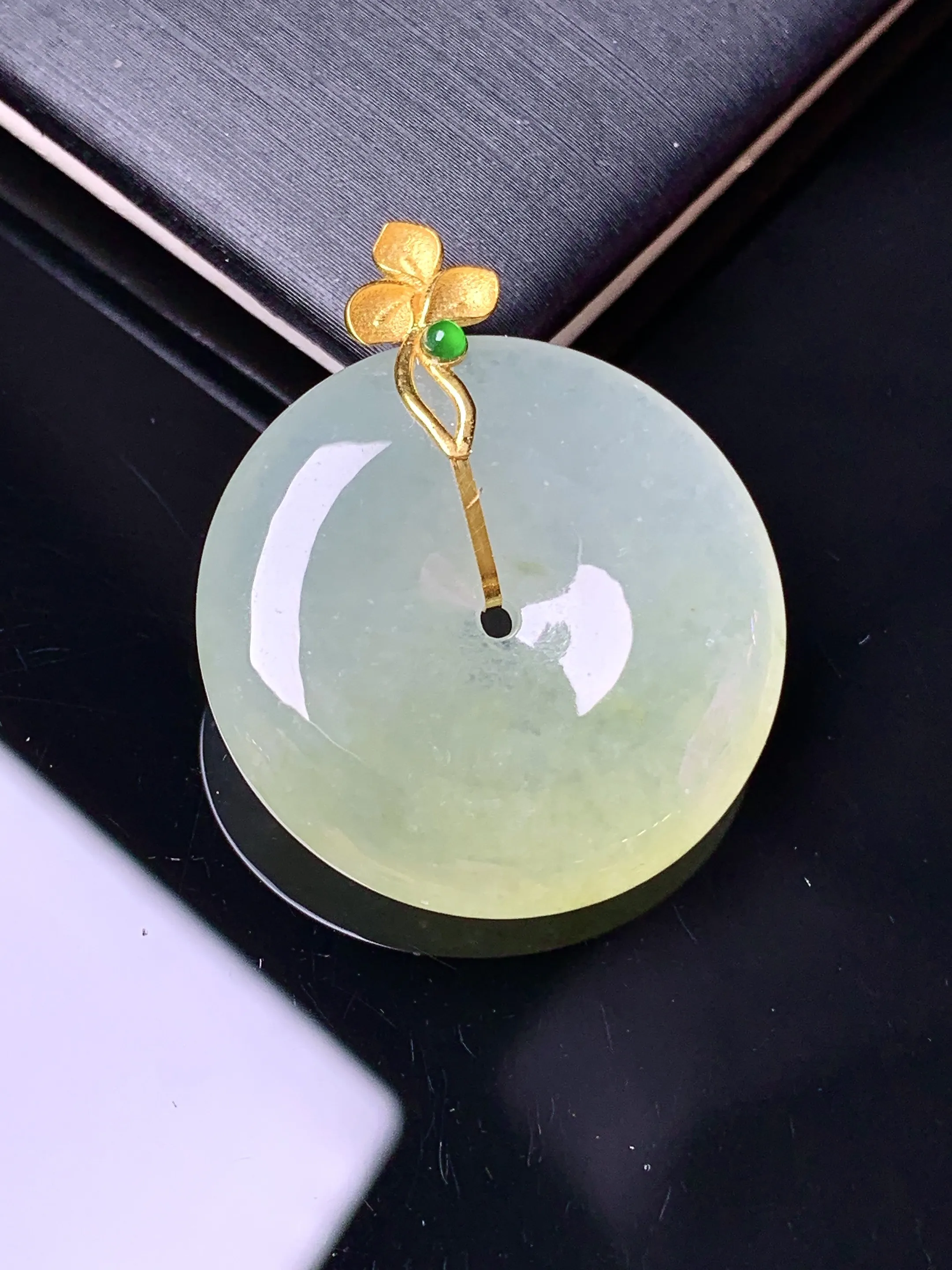 18k金镶嵌淡黄翡平安扣吊坠 玉质细腻 色泽清新艳丽 整体尺寸30.8*5.7