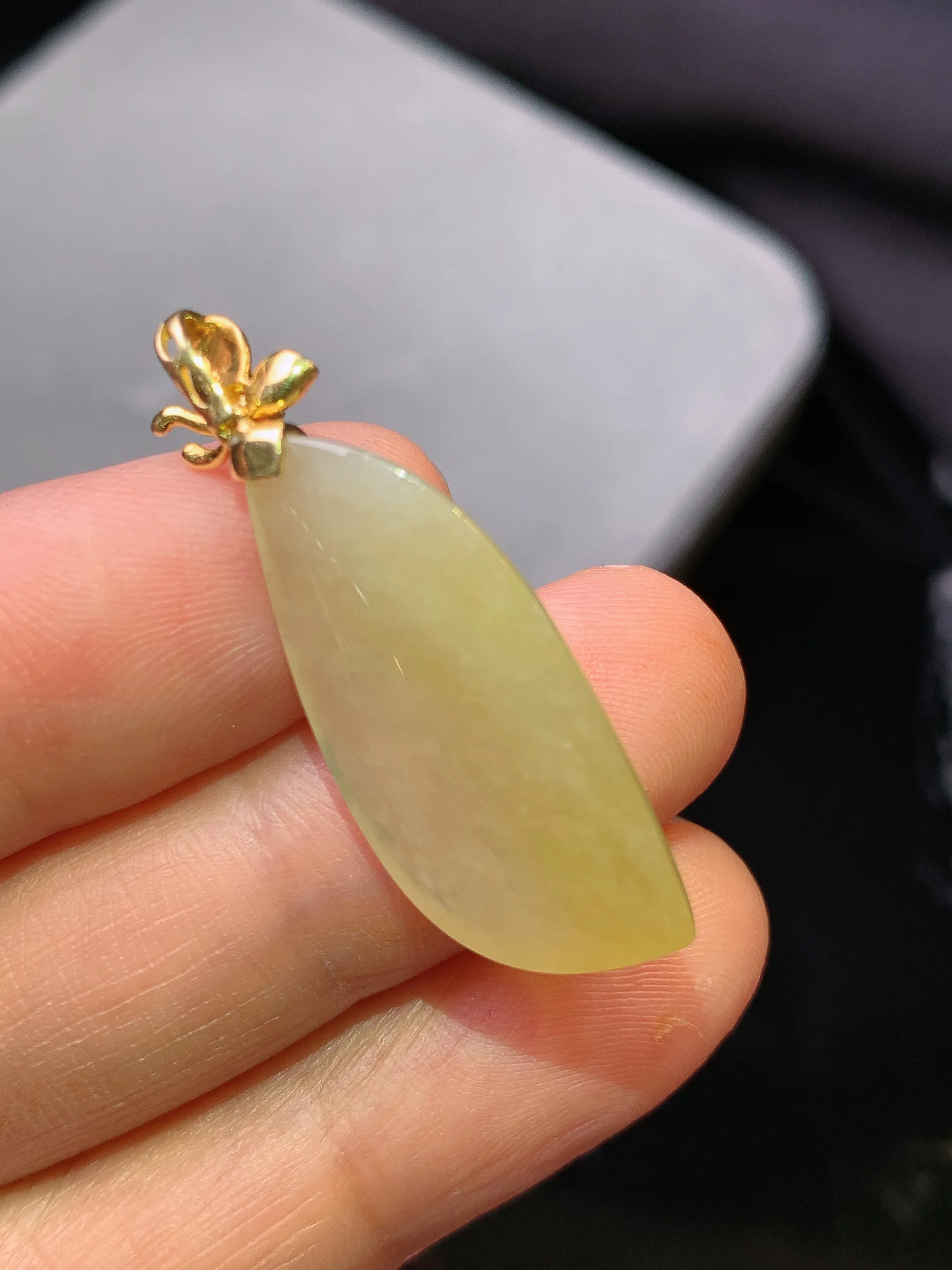 18k金镶嵌黄翡随形吊坠 玉质细腻 色泽清新艳丽 整体尺寸34.6*12.2*7.2