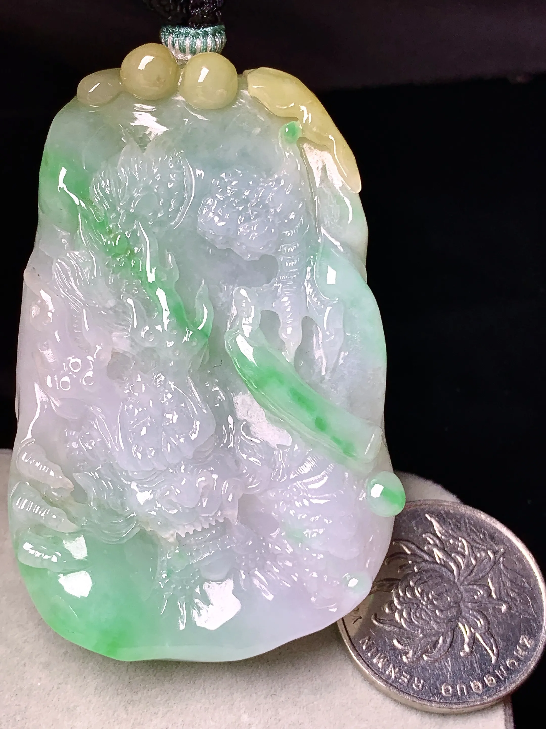 飘黄绿翡龙牌吊坠 玉质细腻 色泽清新艳丽 整体尺寸67.2*42*11.6