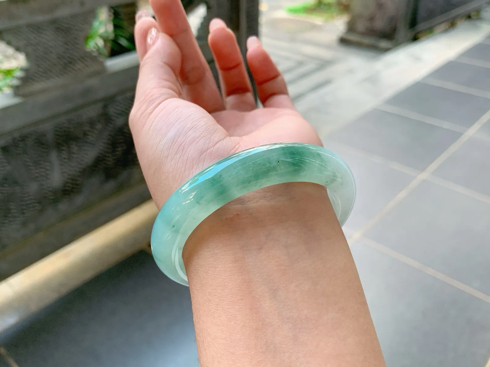 ｜57圈口
半山半水翡翠手镯，山水相融于一体，透亮水润度好，满满的意境感，