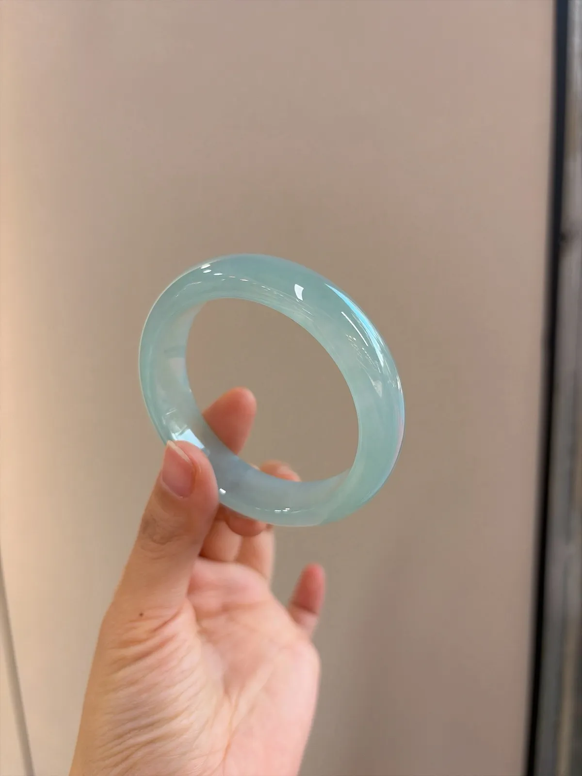 ｜55圈口
【冰晴绿｜】
冰晴绿葡萄肉手镯
种老冰透 宽版大气
腕间一抹清润
温柔了岁月呀～🥰
规格【55/14.8/8.4】