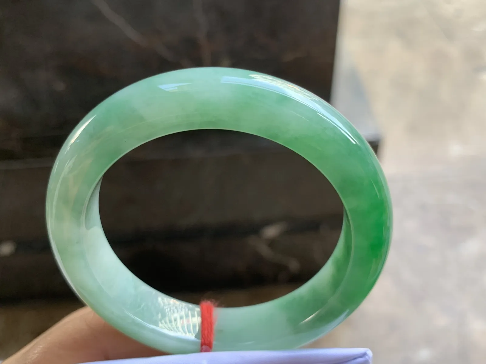 55-12.9-9.5mm
带色手镯 底子细腻 颜色辣绿