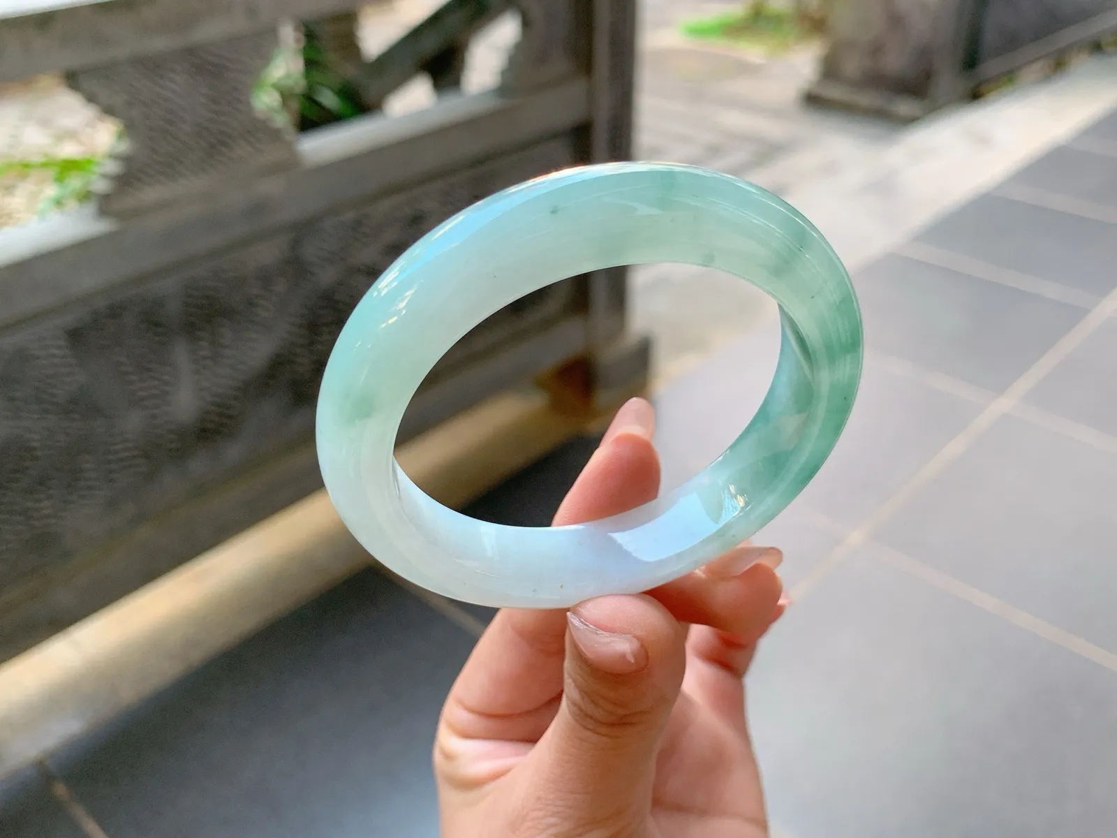 ｜57圈口
半山半水翡翠手镯，山水相融于一体，透亮水润度好，满满的意境感，