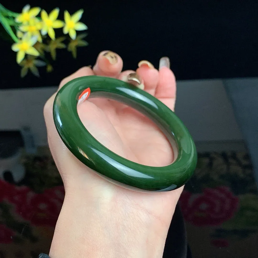 和田玉56.5圈口菠菜绿猫眼肥圆条碧玉手镯！玉质细腻油润 底色纯净 无裂无棉 脂粉好，品质高