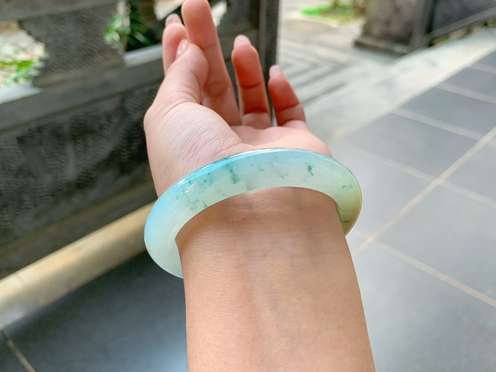 ｜58圈口
冰飘花翡翠手镯，飘蓝碎花，飘逸大气清新优雅，像碎花裙一样，带一抹黄更增添了一份灵气，