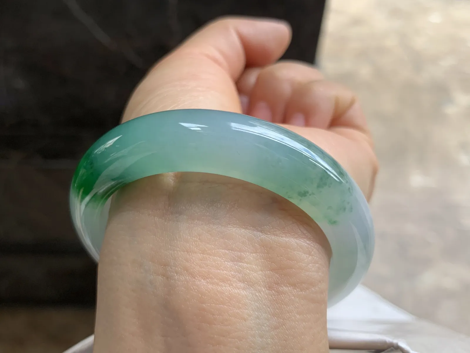 53-13-8.8mm
带色手镯 底子细腻 颜色漂亮