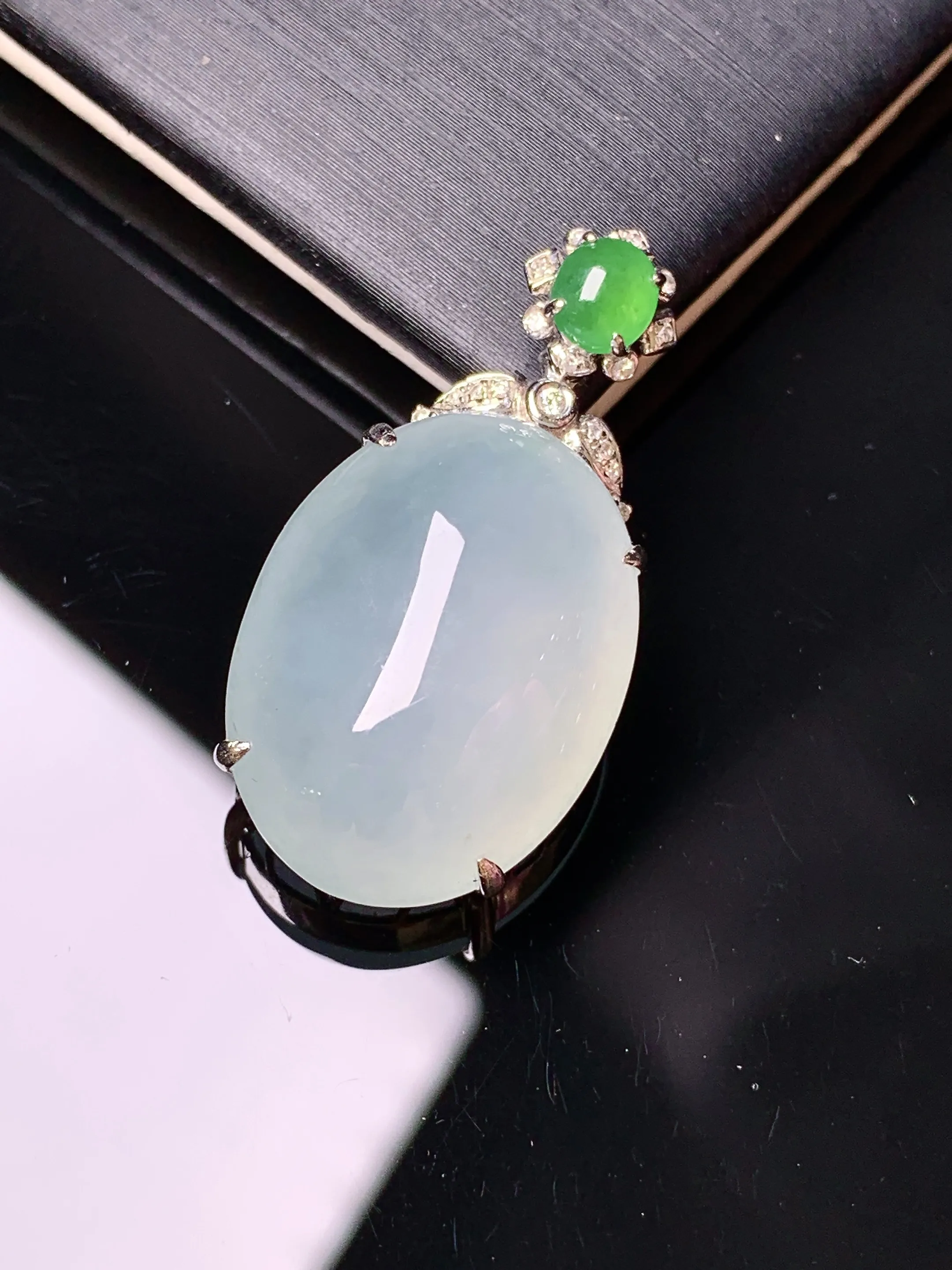 18k金钻镶嵌冰种蛋面吊坠 玉质细腻 色泽清新艳丽 整体尺寸31*15.8*9