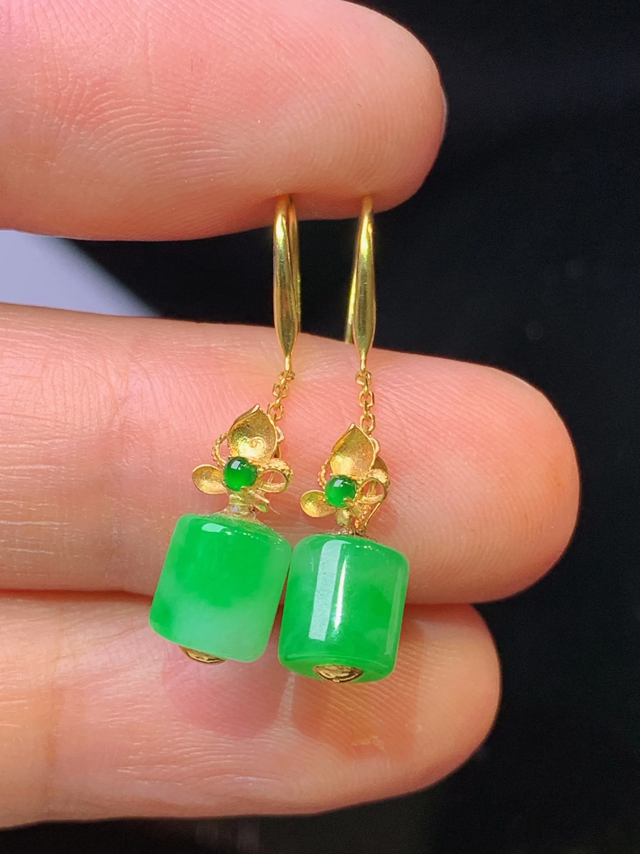 18k金镶嵌翠绿玉柱耳坠 玉质细腻 色泽清新艳丽 整体尺寸25.5*5.8*5.8