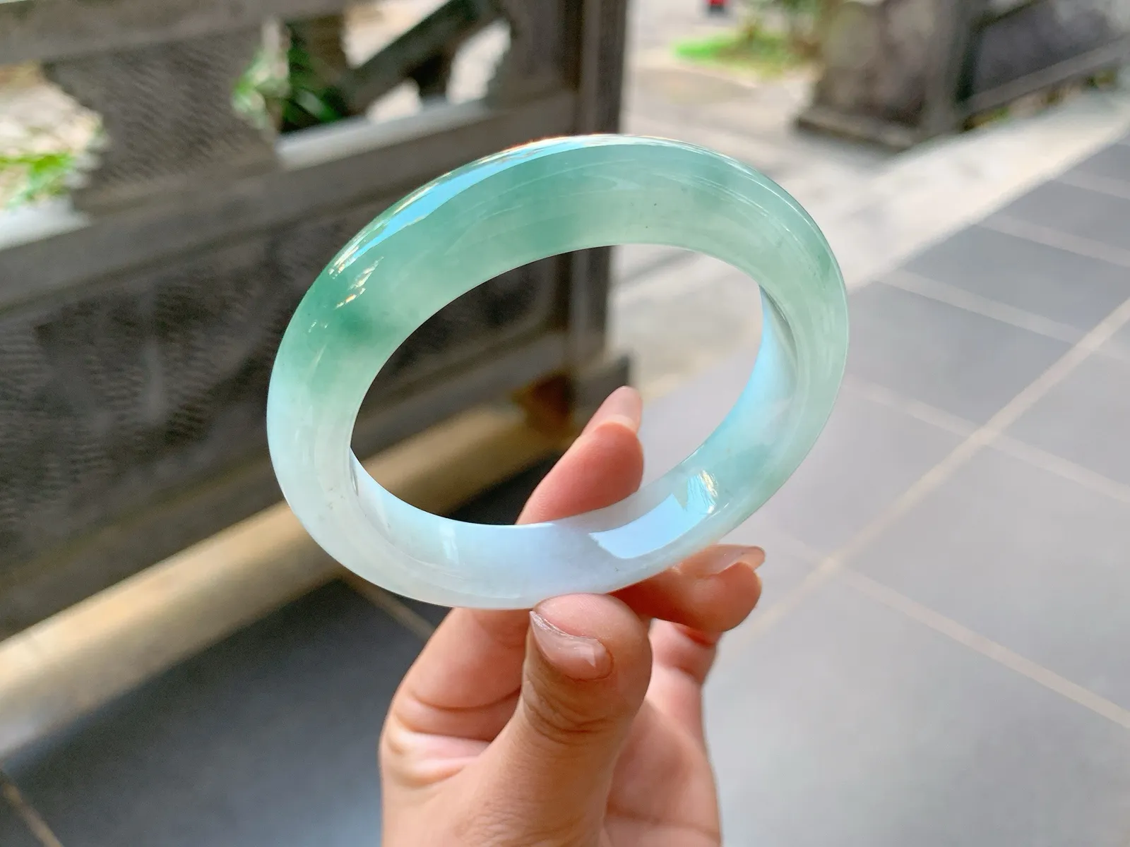 ｜57圈口
半山半水翡翠手镯，山水相融于一体，透亮水润度好，满满的意境感，