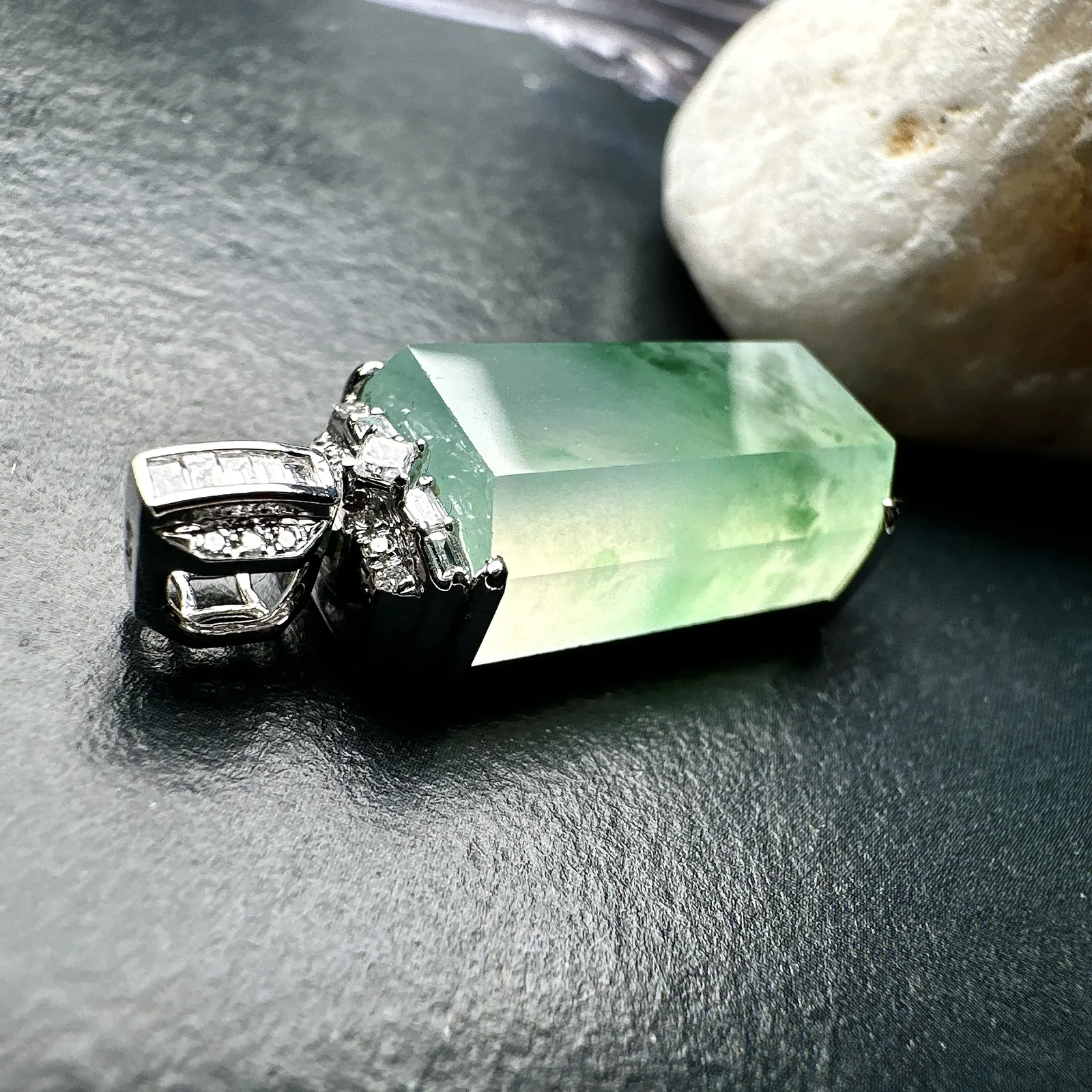 【冰种飘花无事柱】精品，种水上乘，通透闪亮，晶莹剔透。18K金钻镶嵌，裸石尺寸16.5*9*7毫米