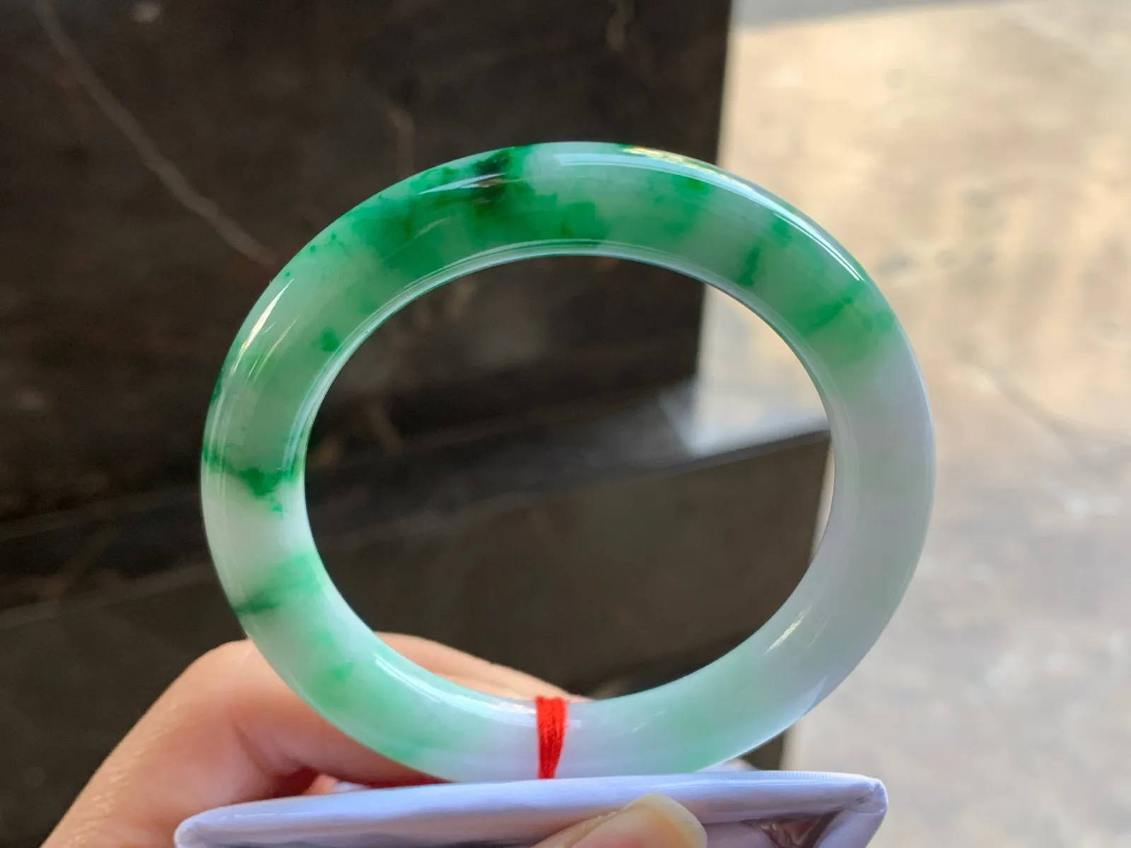 55.5-10.8

绿色圆条手镯^_^鲜艳 玉质温润