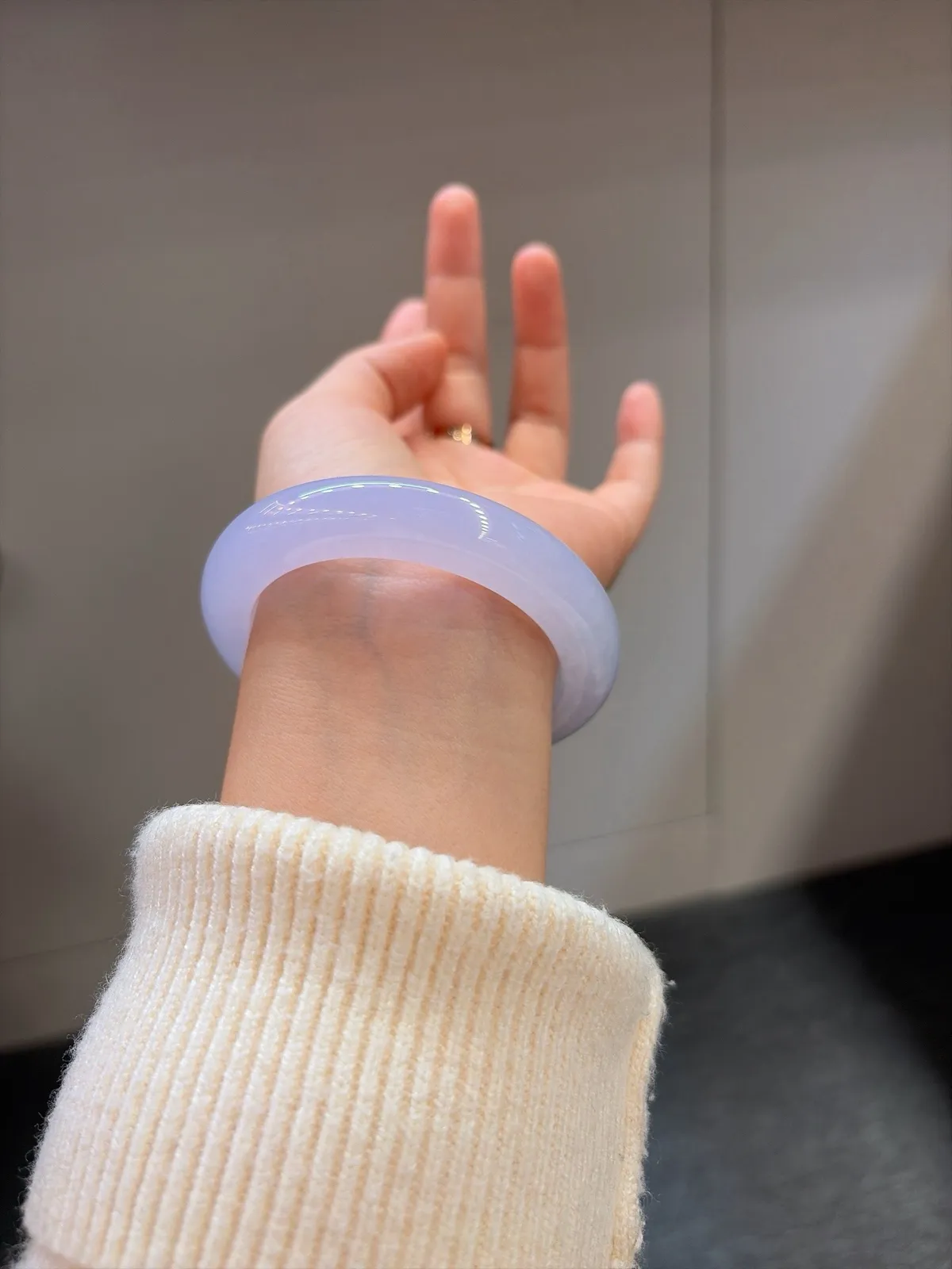 ｜55圈口
【冰粉春｜
冰粉春手镯
冰冰透透水润润
腕间桃花灼灼 清爽又温柔
规格【55.9/12.3/10.1】