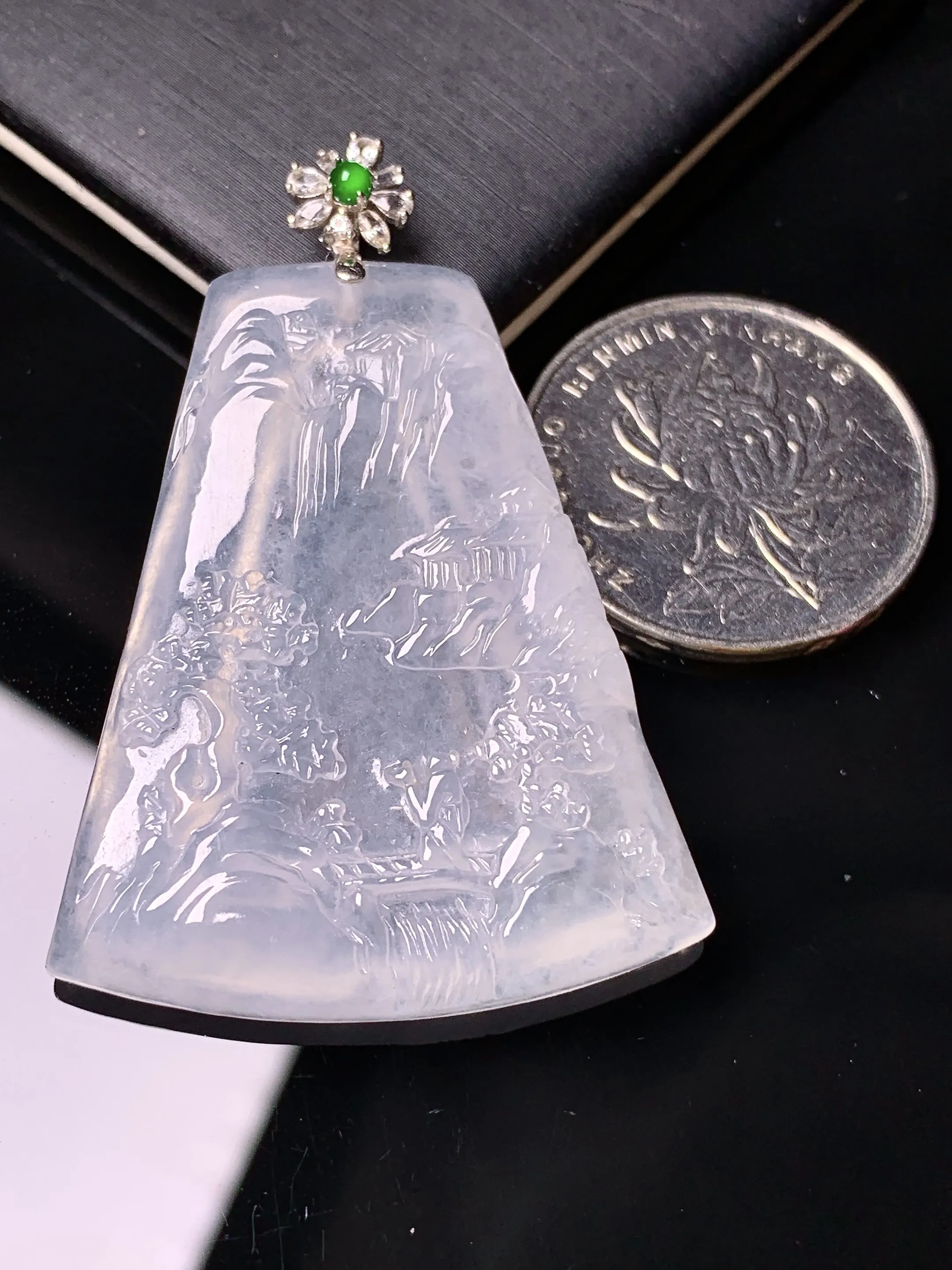 18k金钻镶嵌冰种山水牌子吊坠 玉质细腻 色泽清新艳丽 整体尺寸49.5*33.8*5.3