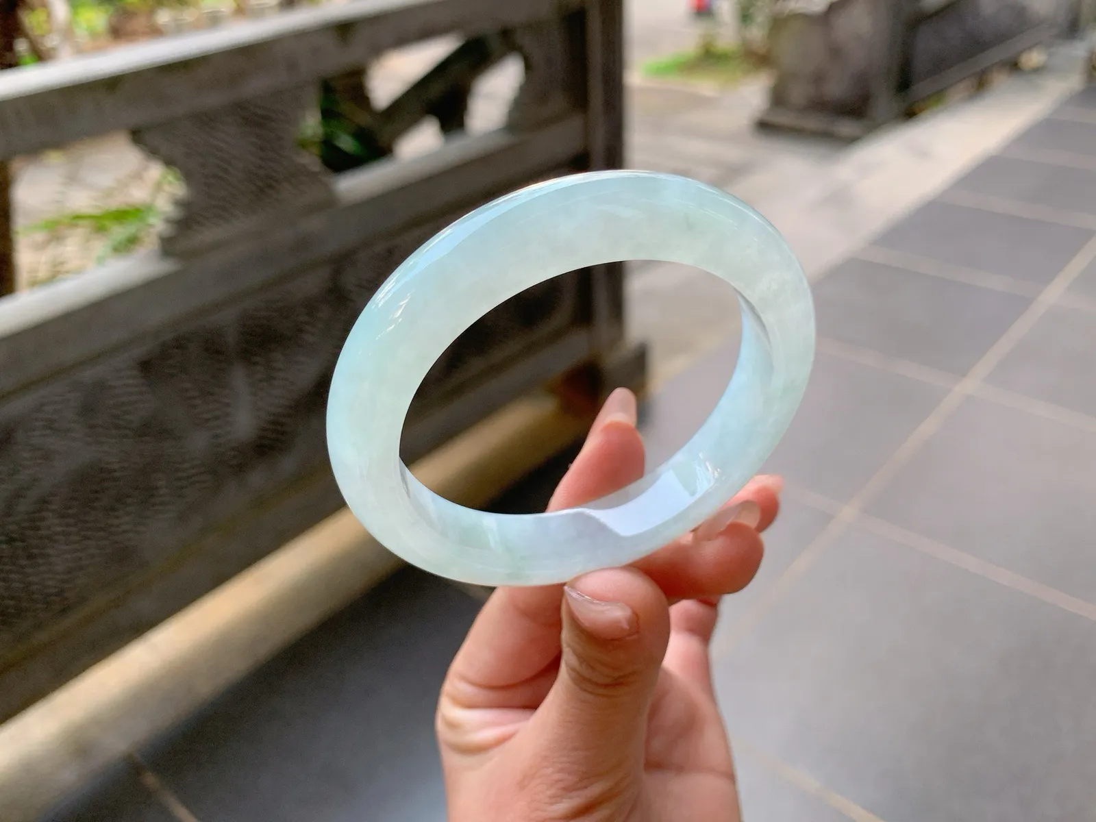 ｜57圈口
冰晴翡翠手镯，颜色清清淡淡的，种老水润，实物比图片上的还要更加清透