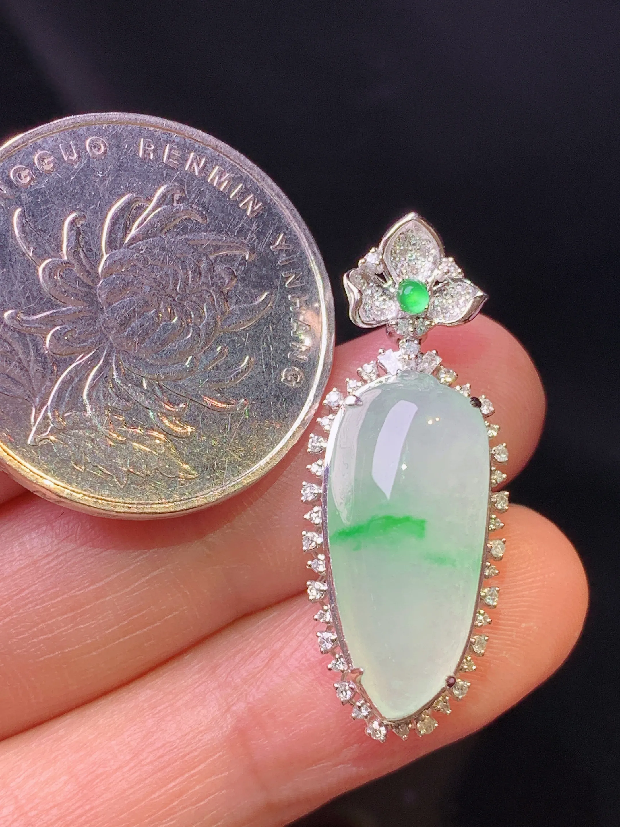 18k金钻镶嵌飘绿福瓜吊坠 玉质细腻 色泽清新艳丽 整体尺寸31*12*10.3